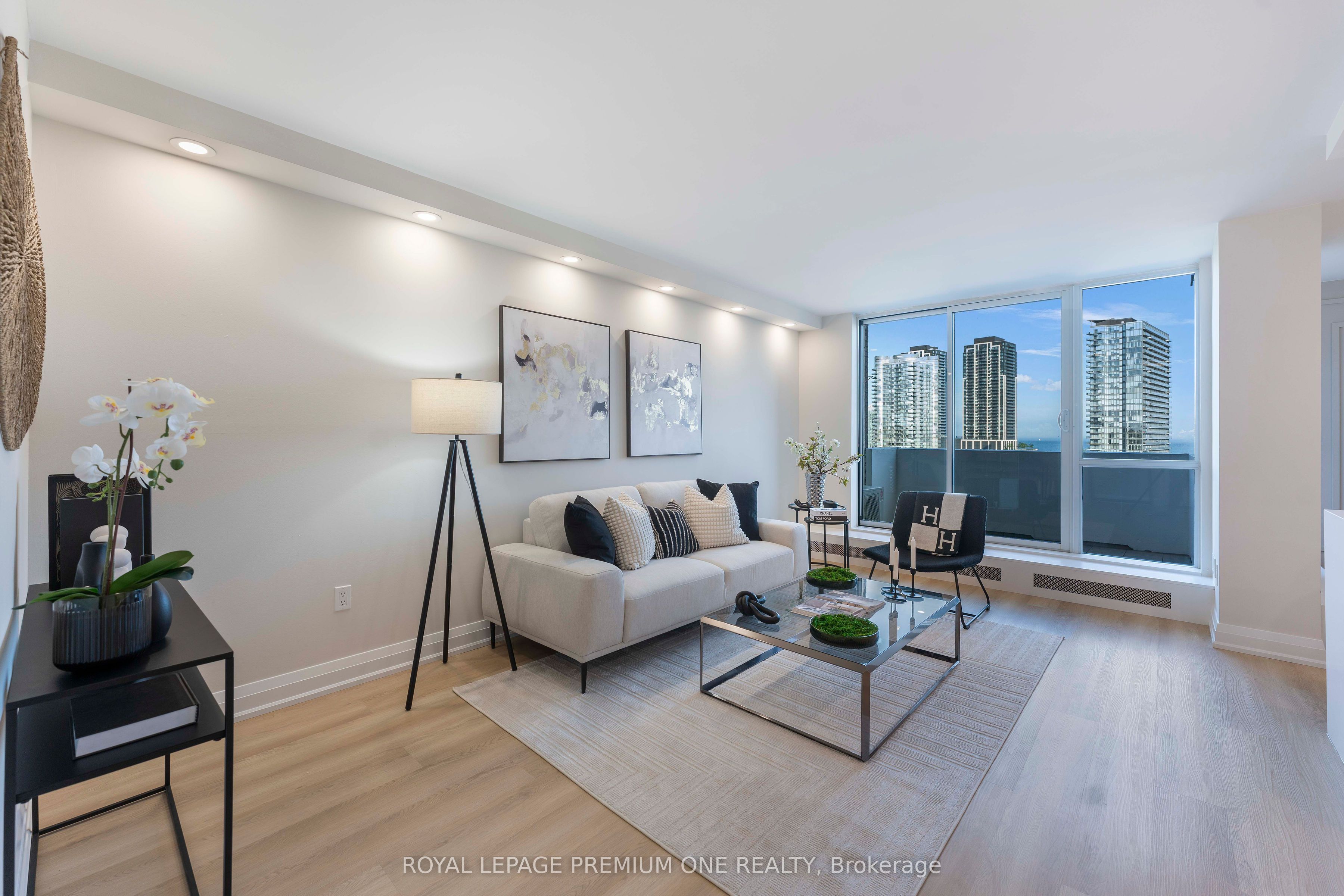 #608 - 60 Southport Street Property Photo 3
