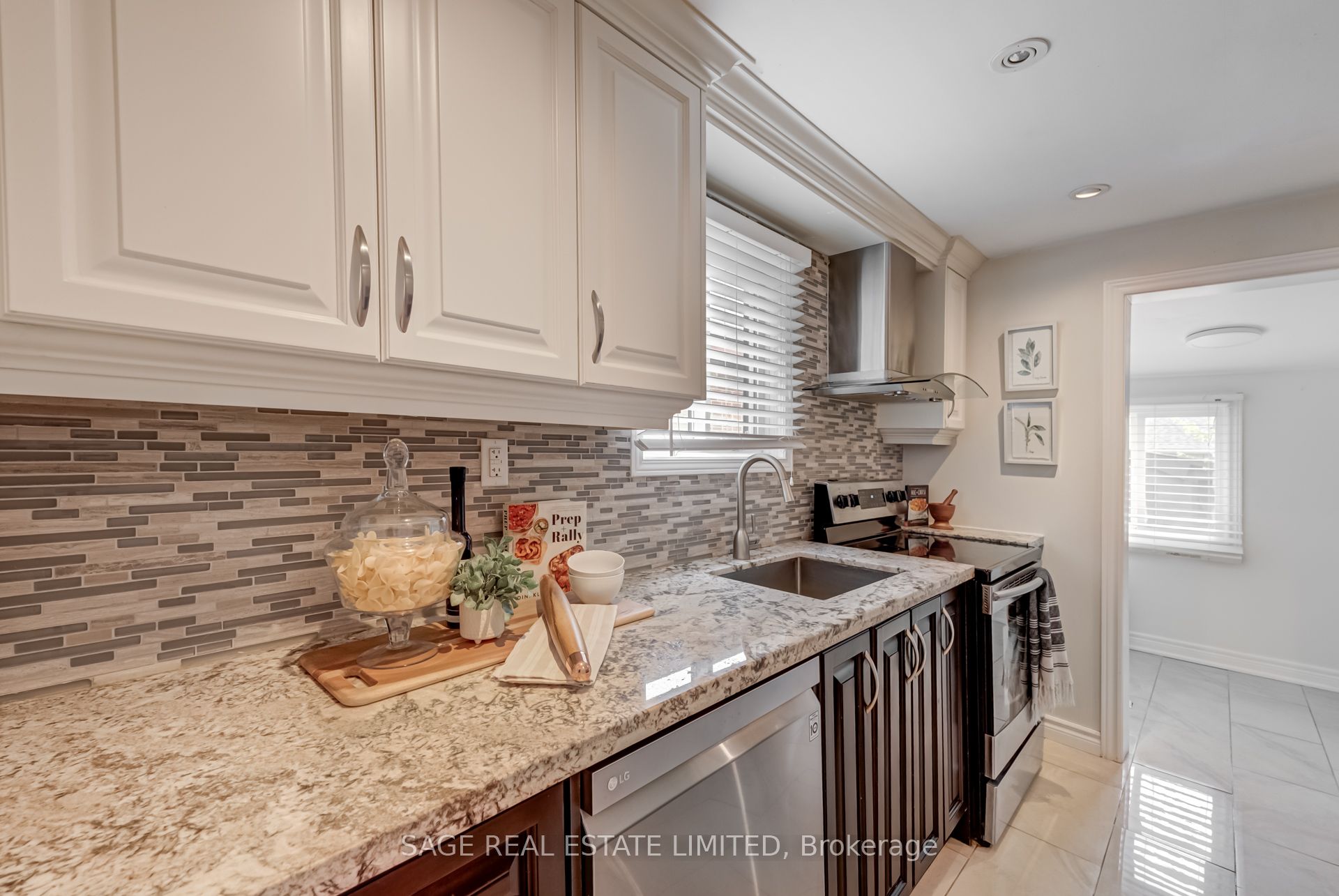 #upper - 17 Hugo Avenue Property Photo 8
