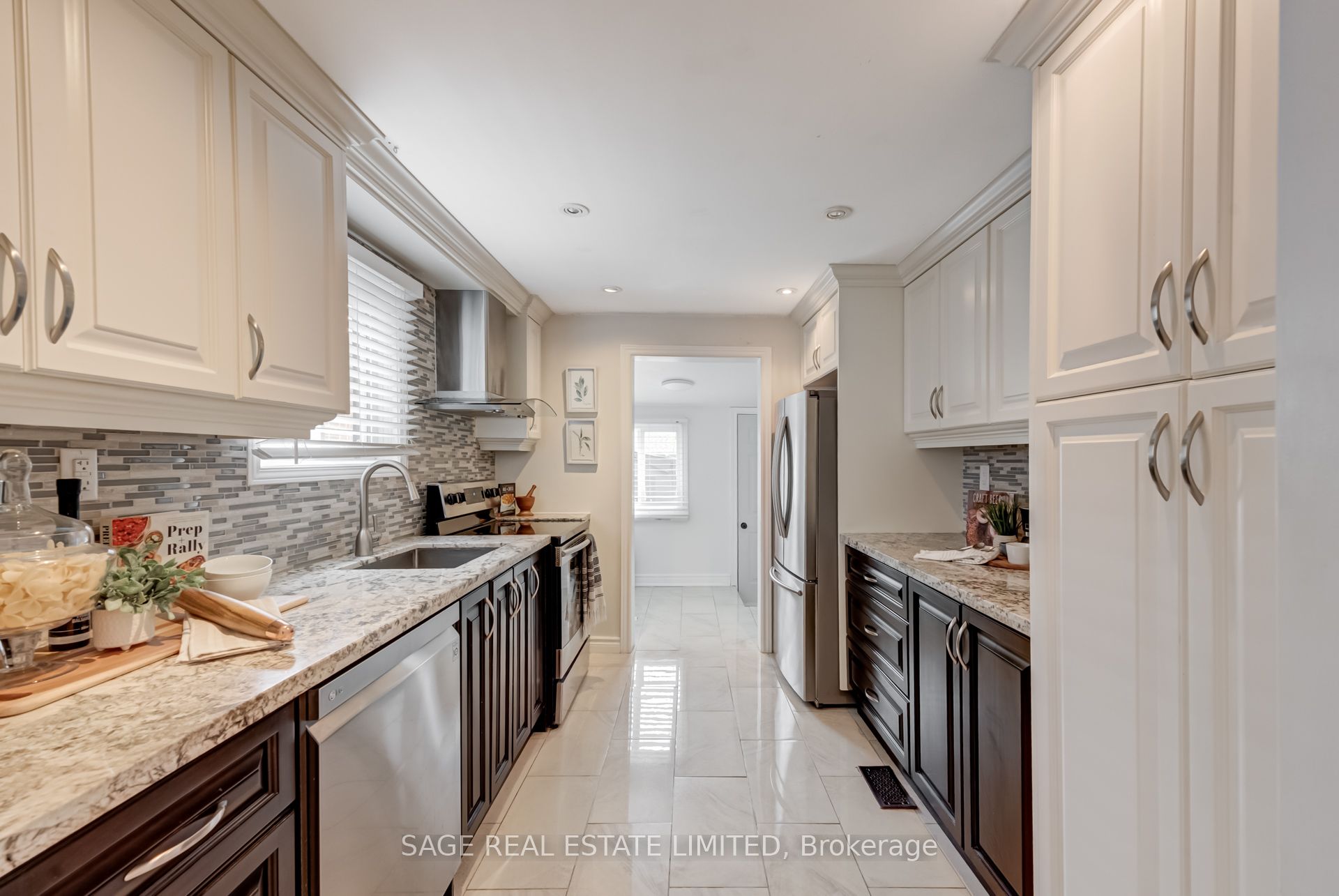 #upper - 17 Hugo Avenue Property Photo 9