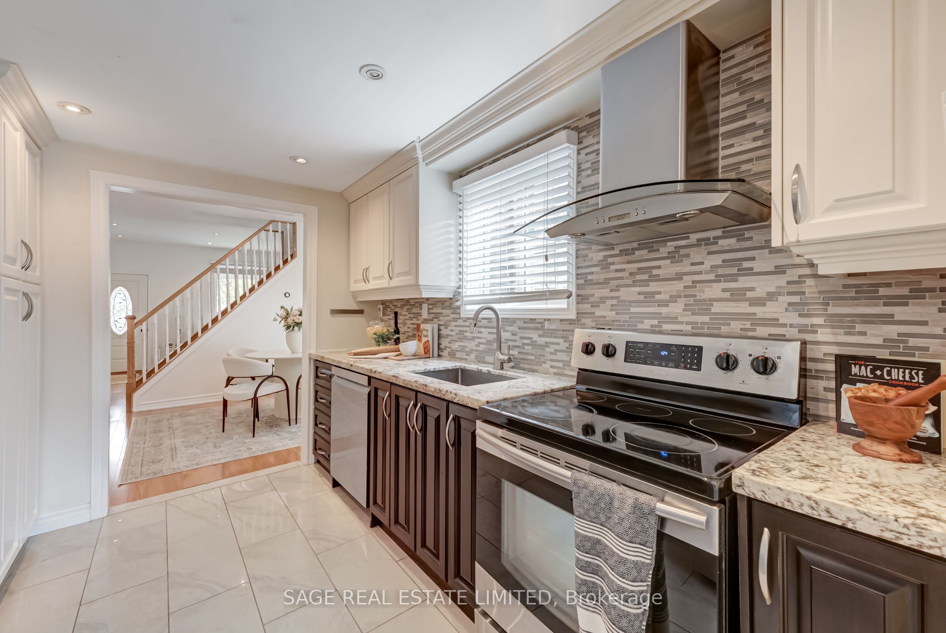 #upper - 17 Hugo Avenue Property Photo 10