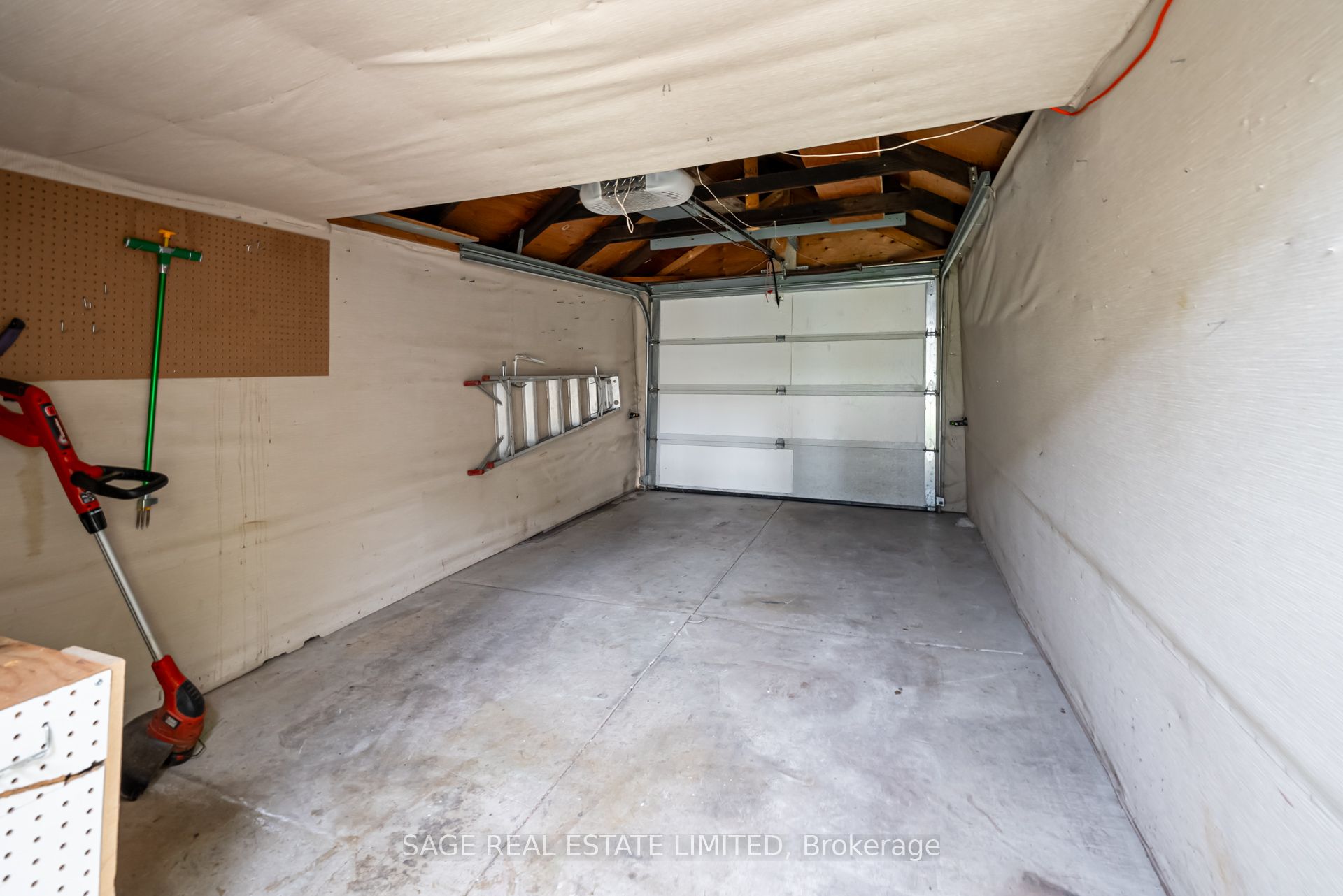 #upper - 17 Hugo Avenue Property Photo 23