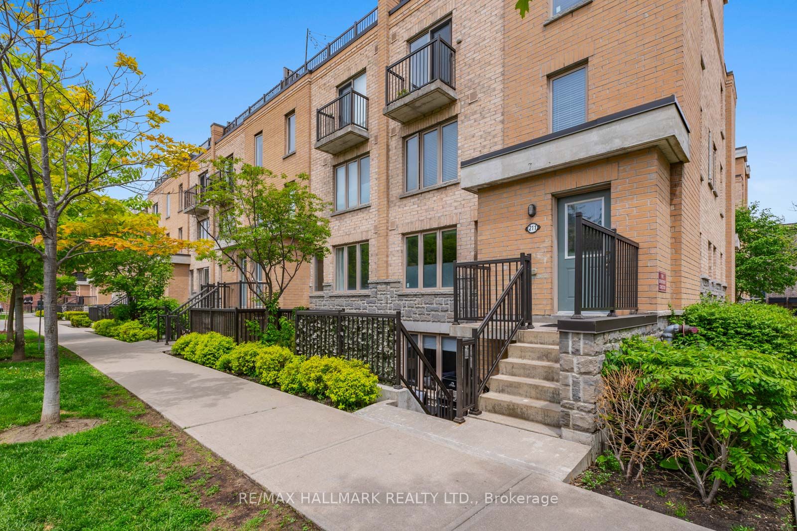 #111 - 9 Foundry Avenue Property Photo 1