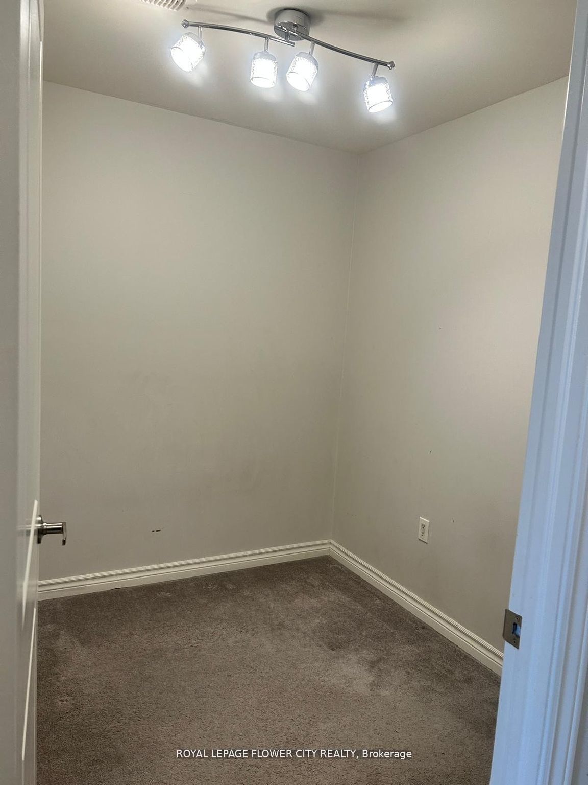 630 Sauve Street 404 Property Photo 15