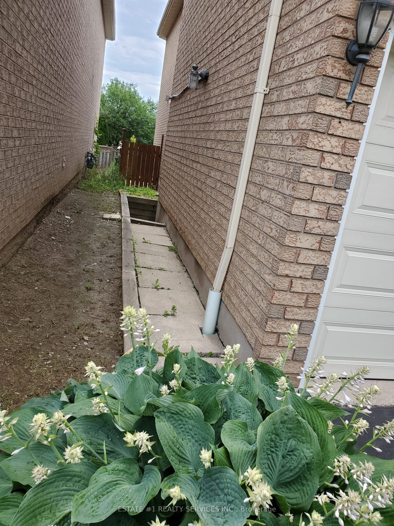 #lower - 552 Ravenstone Court Property Photo 3