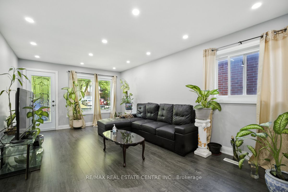 21 Chopin Crescent Property Photo 6