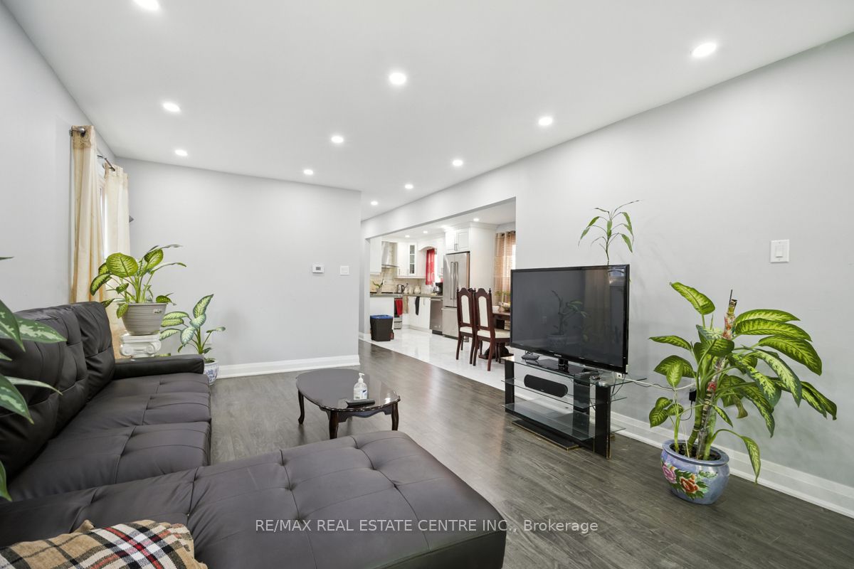 21 Chopin Crescent Property Photo 8
