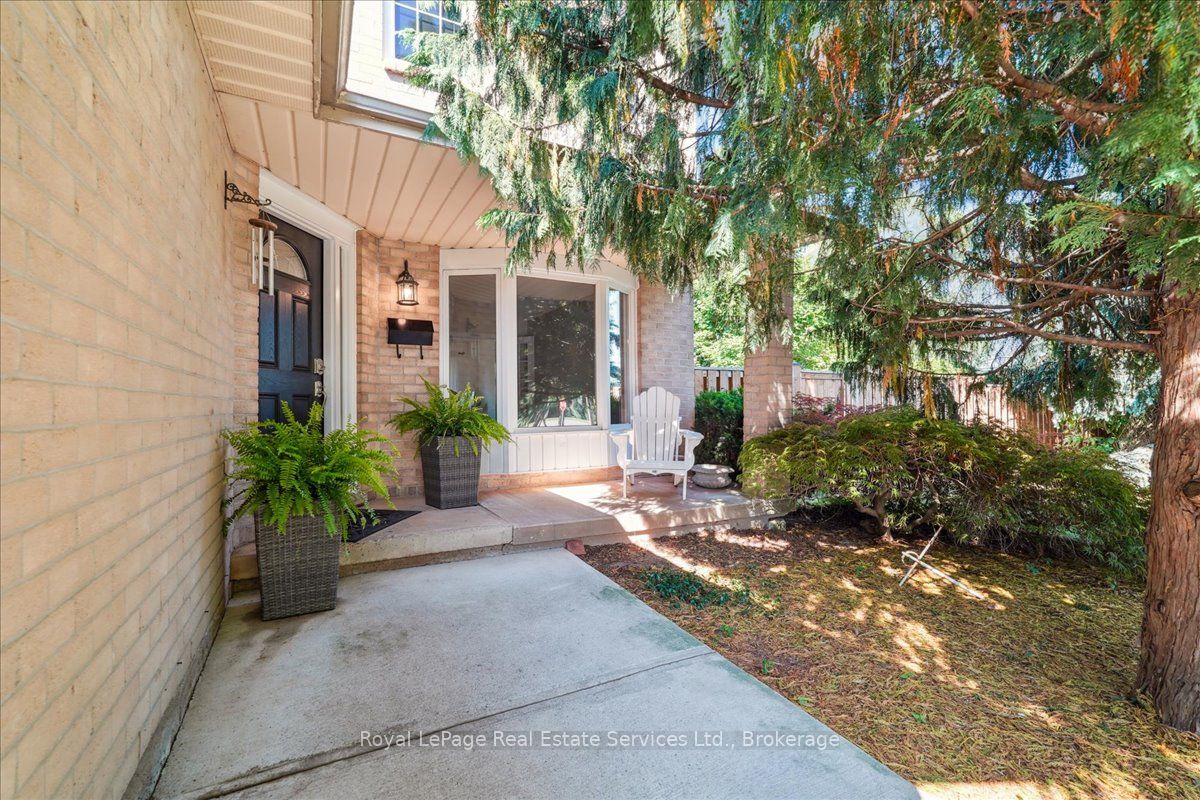 471 Deerhurst Drive Property Photo 2