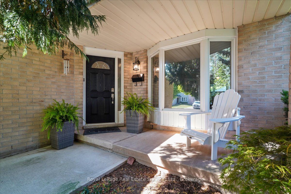 471 Deerhurst Drive Property Photo 3