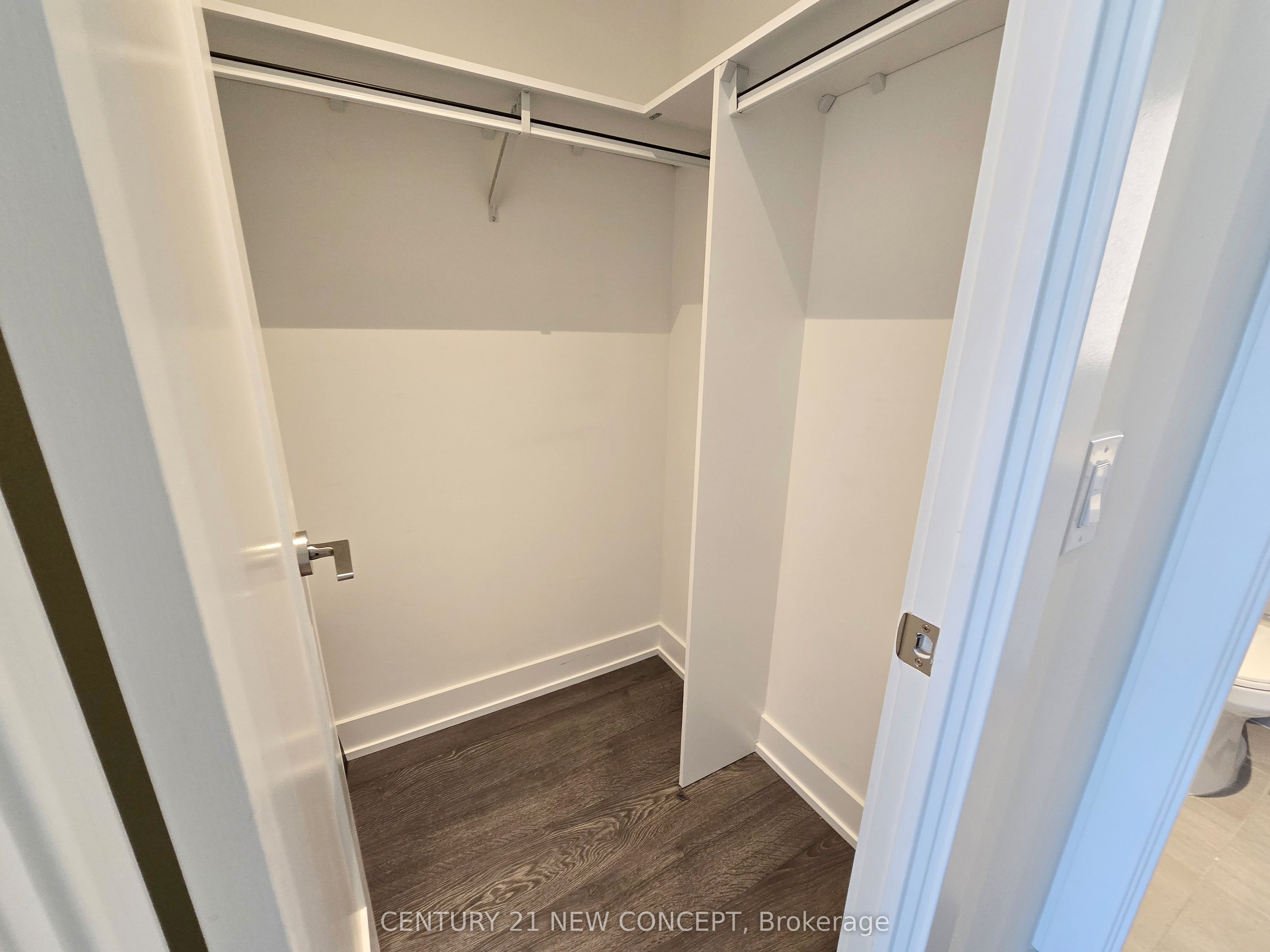 #1033 - 5 Mabelle Avenue Property Photo 7
