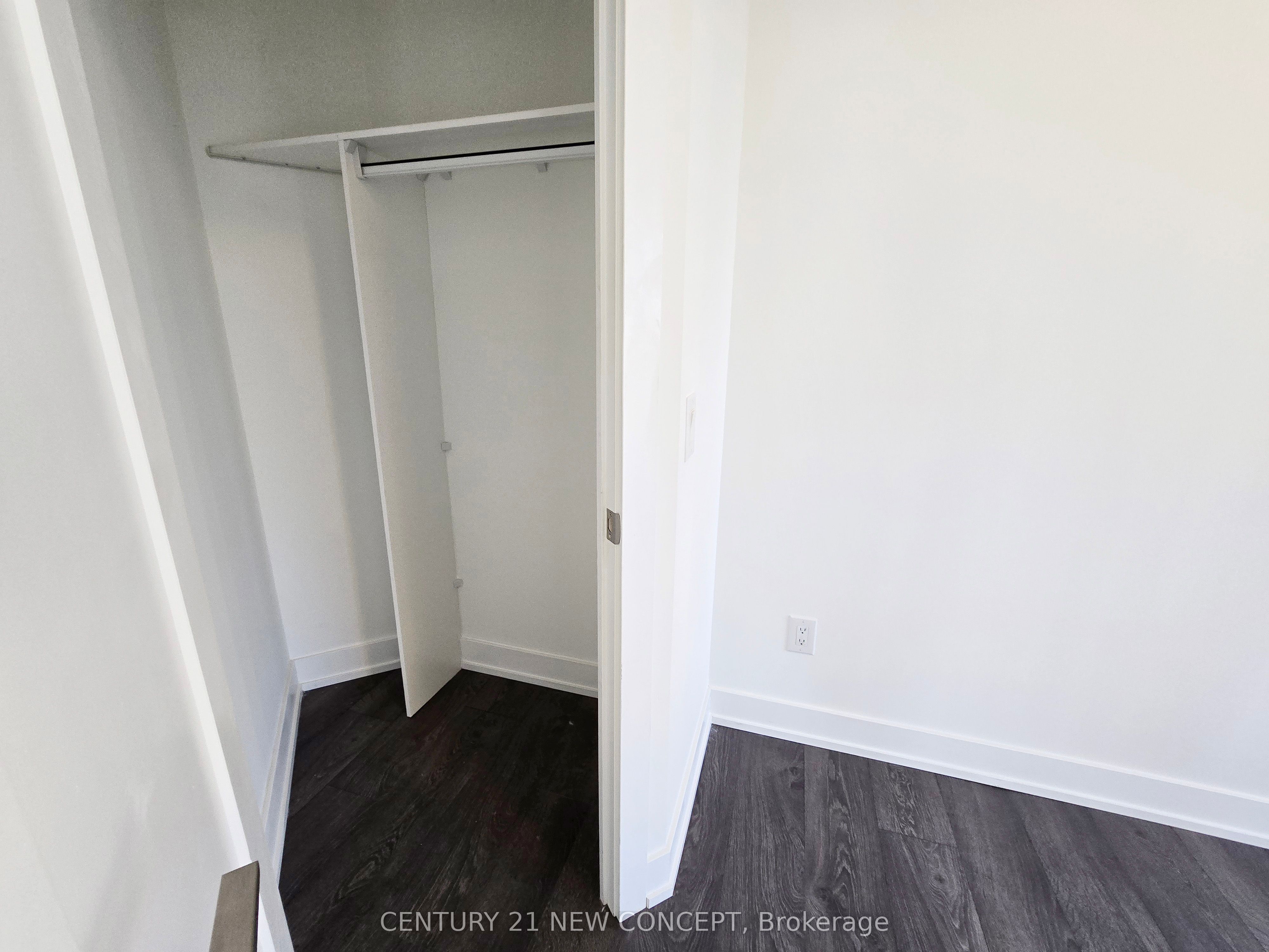 #1033 - 5 Mabelle Avenue Property Photo 11