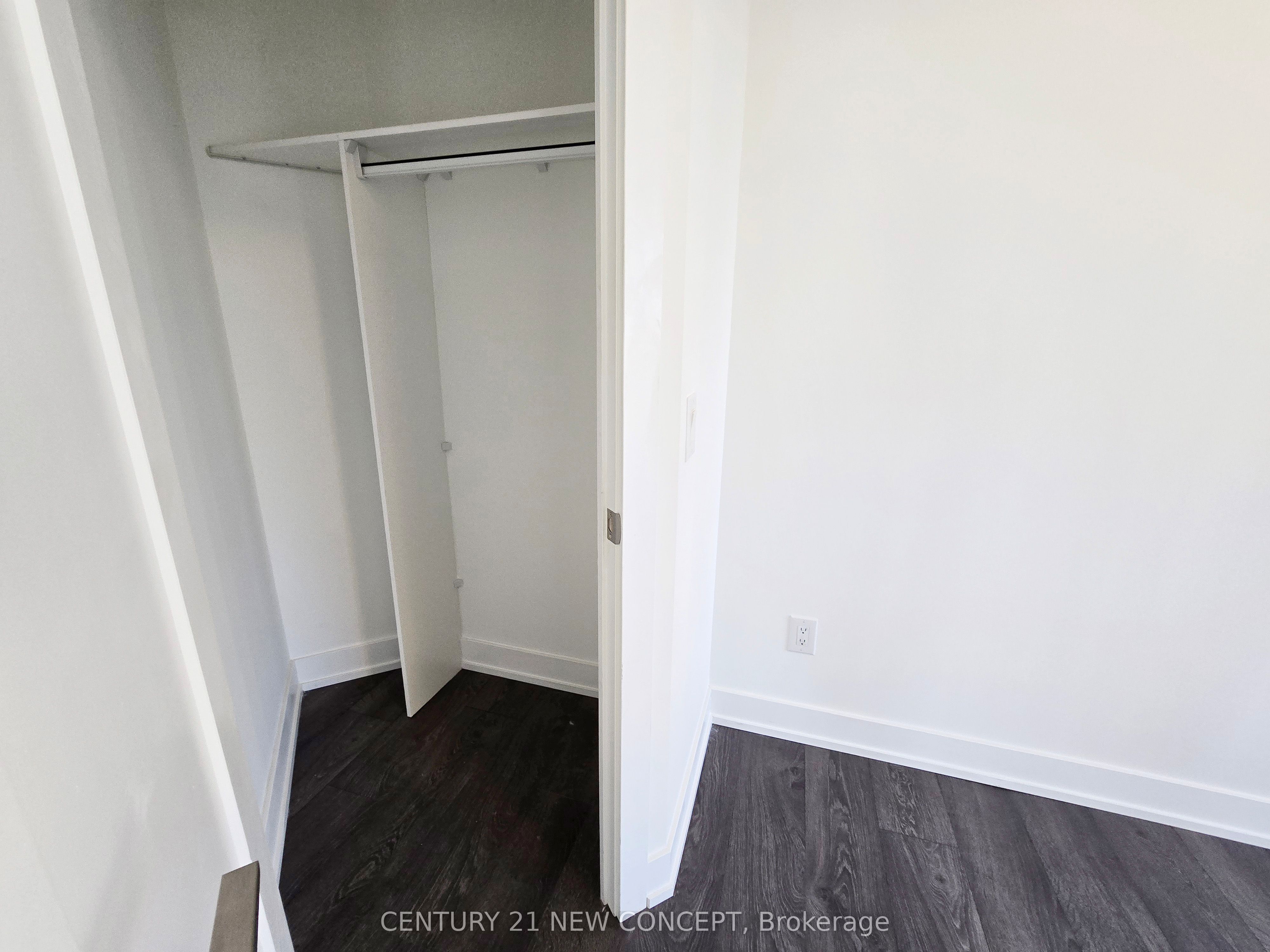 #1033 - 5 Mabelle Avenue Property Photo 12