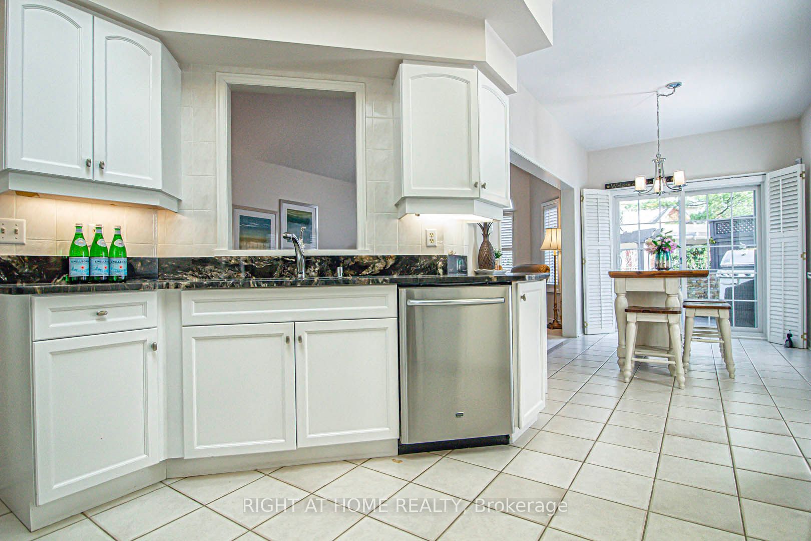 2156 Country Club Dr Property Photo 9