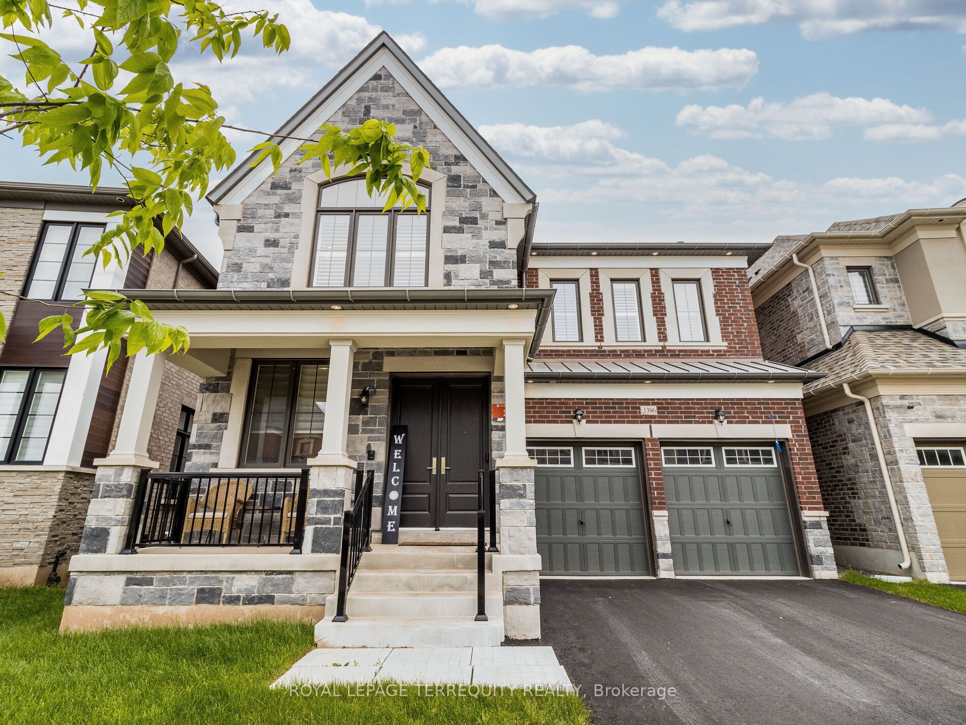 1386 Queens Plate Rd Property Photo 2