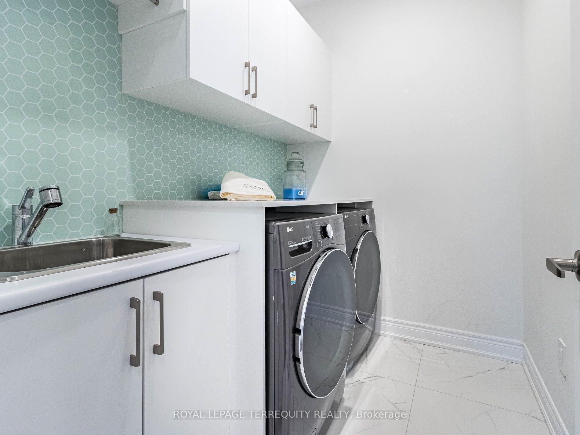1386 Queens Plate Rd Property Photo 32