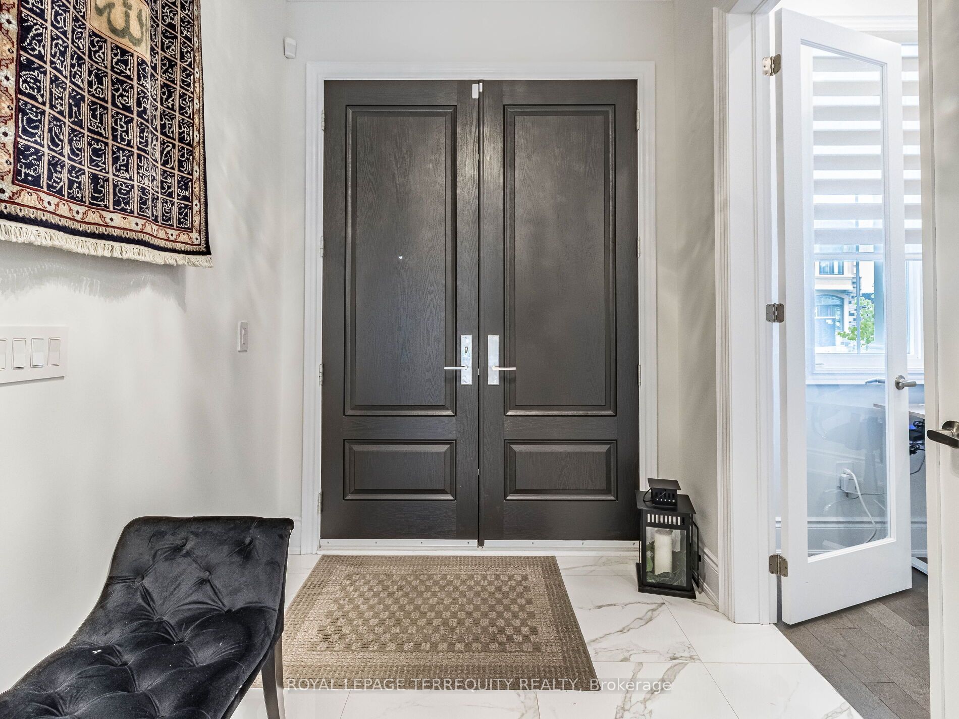1386 Queens Plate Road Property Photo 5