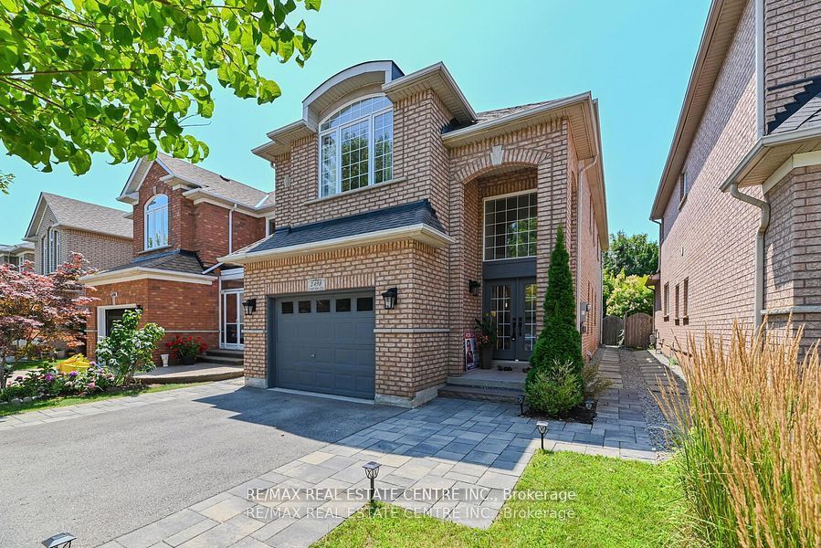 2498 Longridge Crescent Property Photo 2