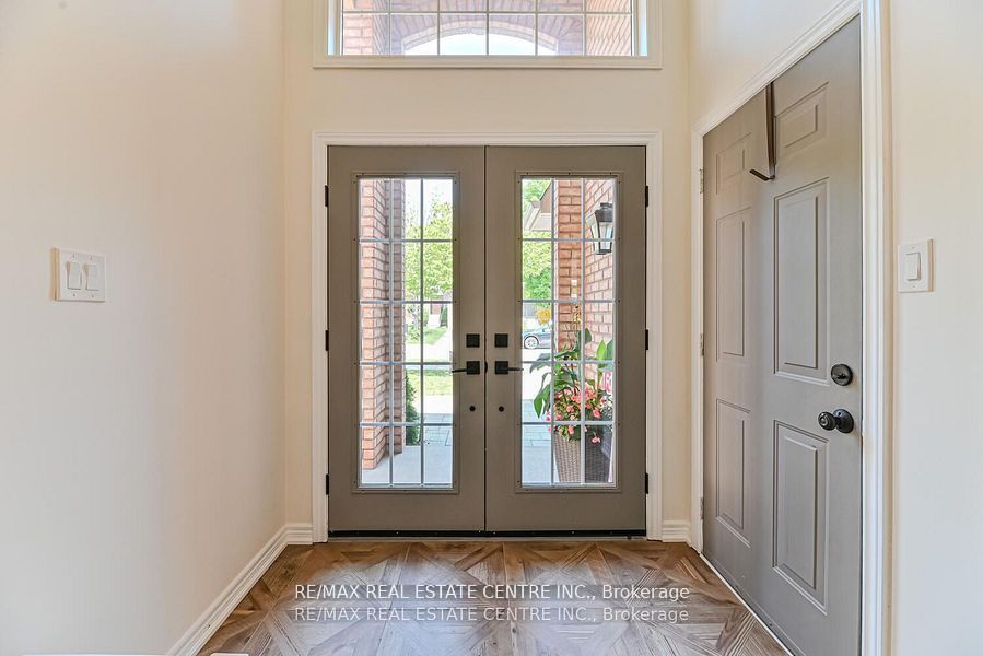 2498 Longridge Crescent Property Photo 4