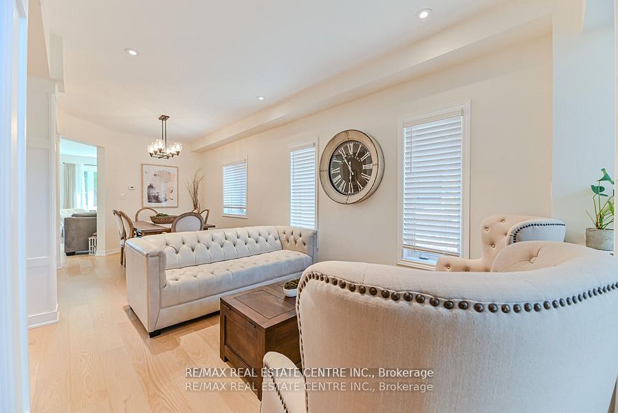 2498 Longridge Crescent Property Photo 6