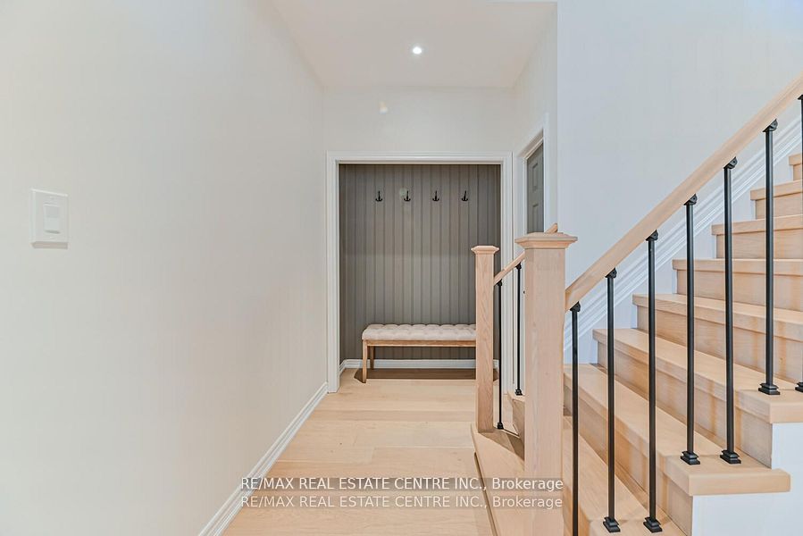 2498 Longridge Crescent Property Photo 7