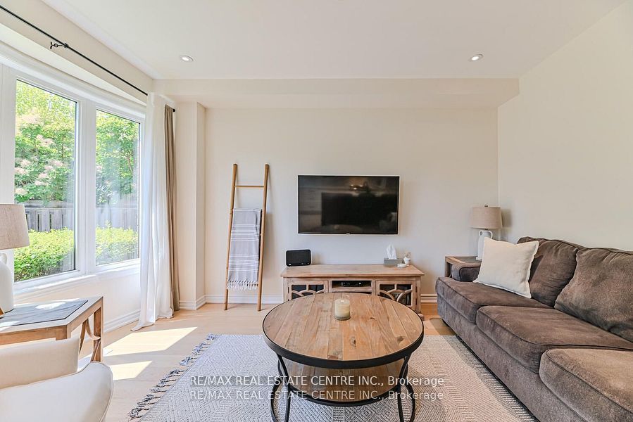 2498 Longridge Crescent Property Photo 16