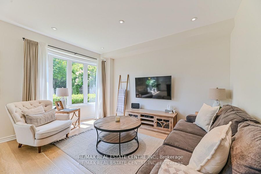 2498 Longridge Crescent Property Photo 17