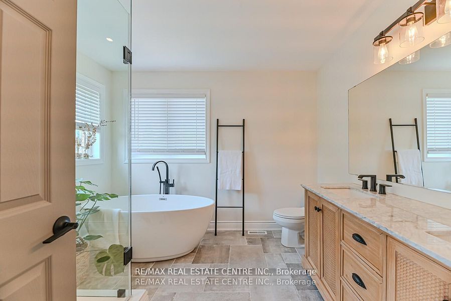 2498 Longridge Crescent Property Photo 21