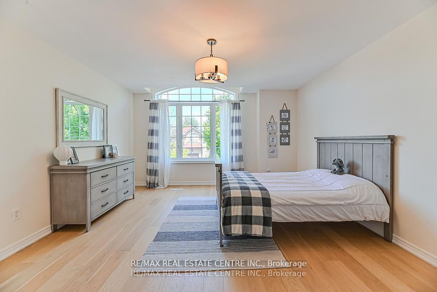 2498 Longridge Crescent Property Photo 28