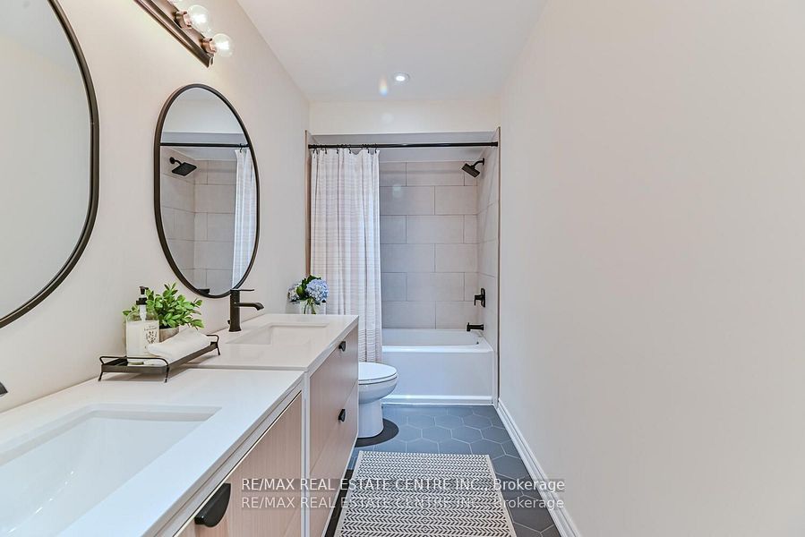 2498 Longridge Crescent Property Photo 29