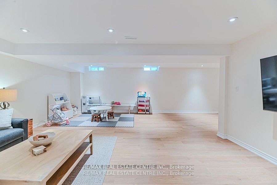 2498 Longridge Crescent Property Photo 34