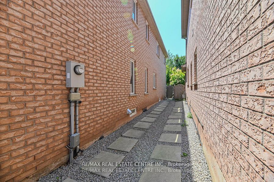2498 Longridge Crescent Property Photo 39