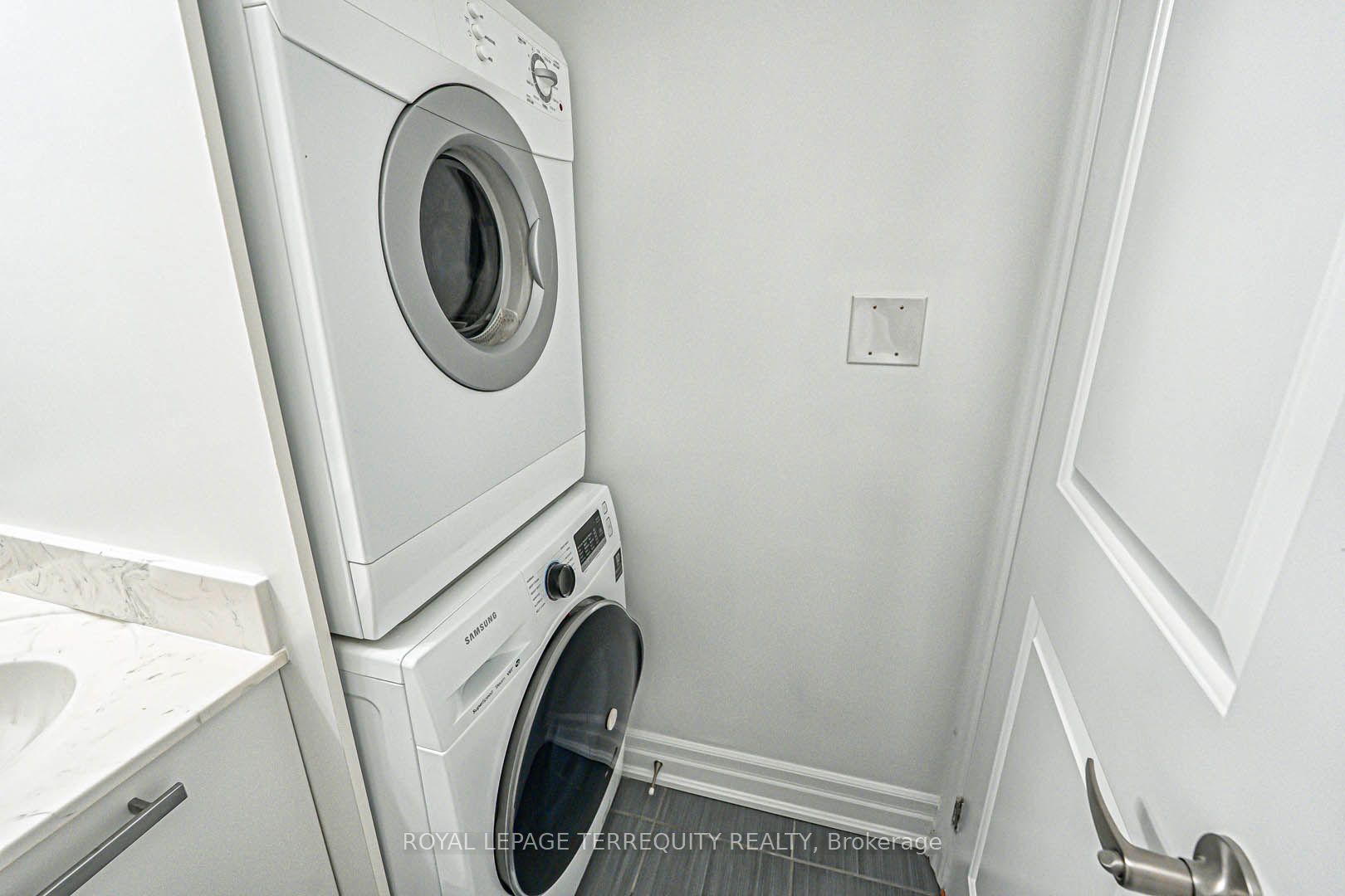 #402 - 15 Sousa Mendes Street Property Photo 27