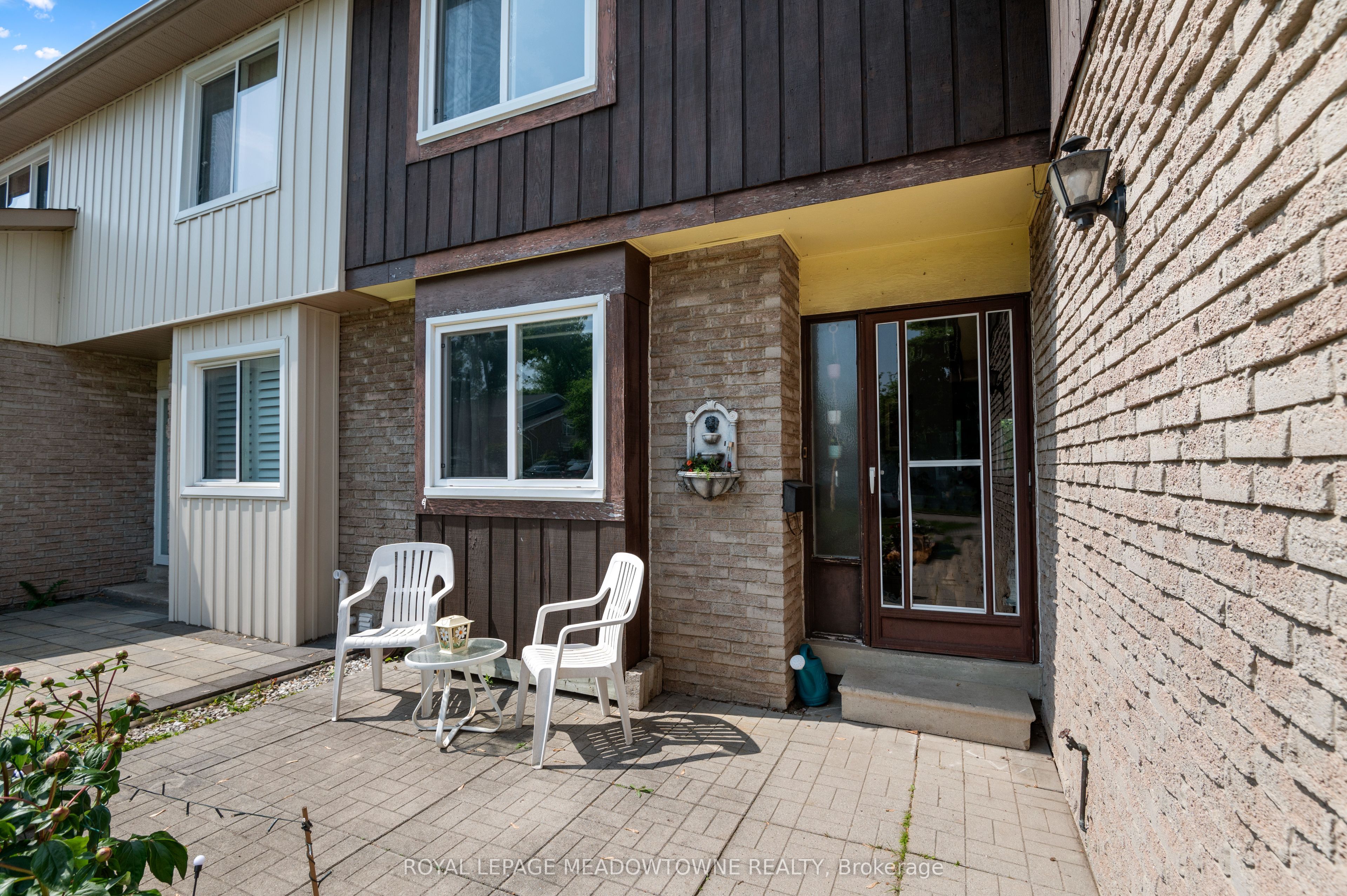 6058 Starfield Crescent Property Photo 2