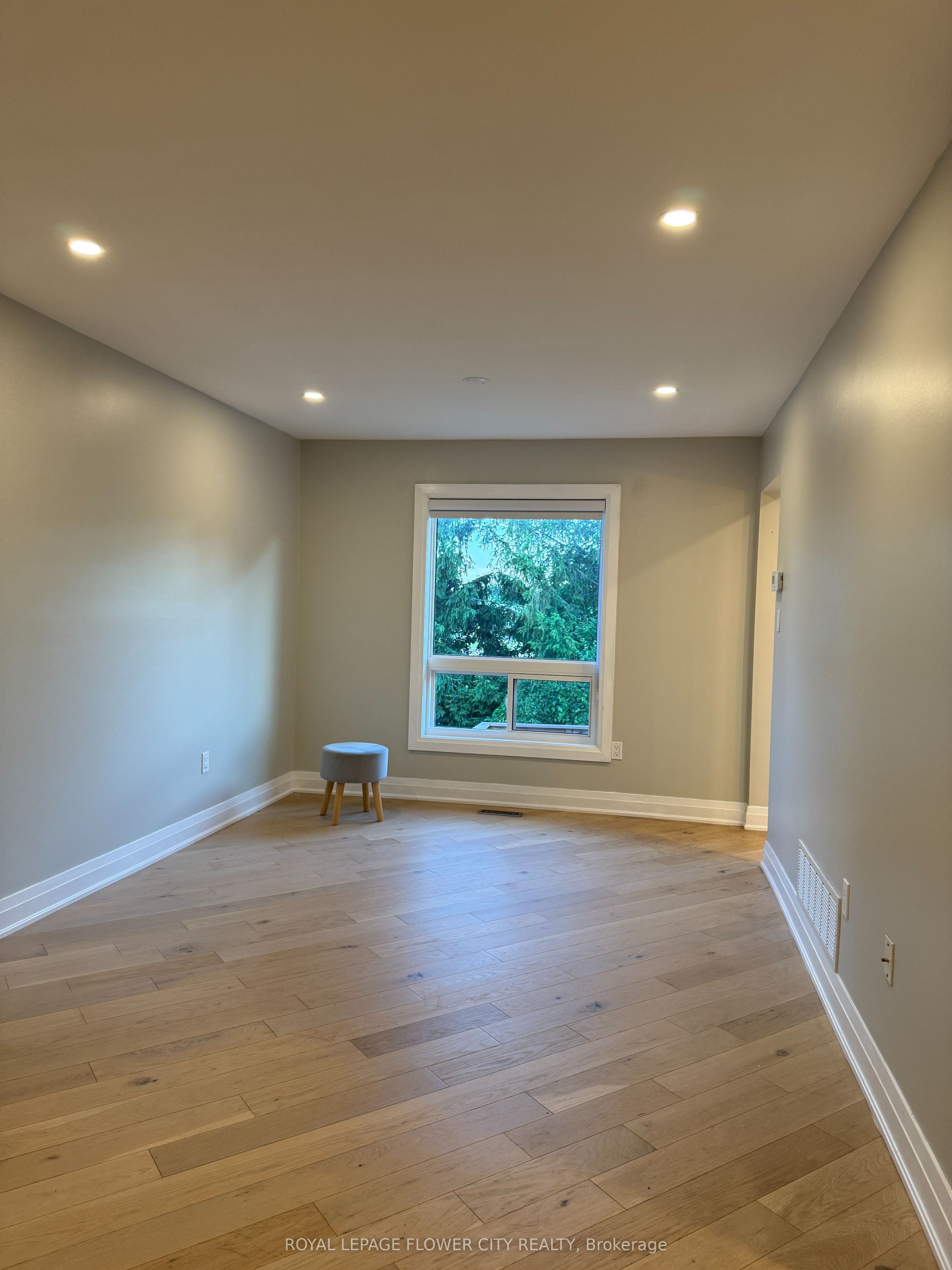 #upper - 450 Levanna Lane Property Photo 7