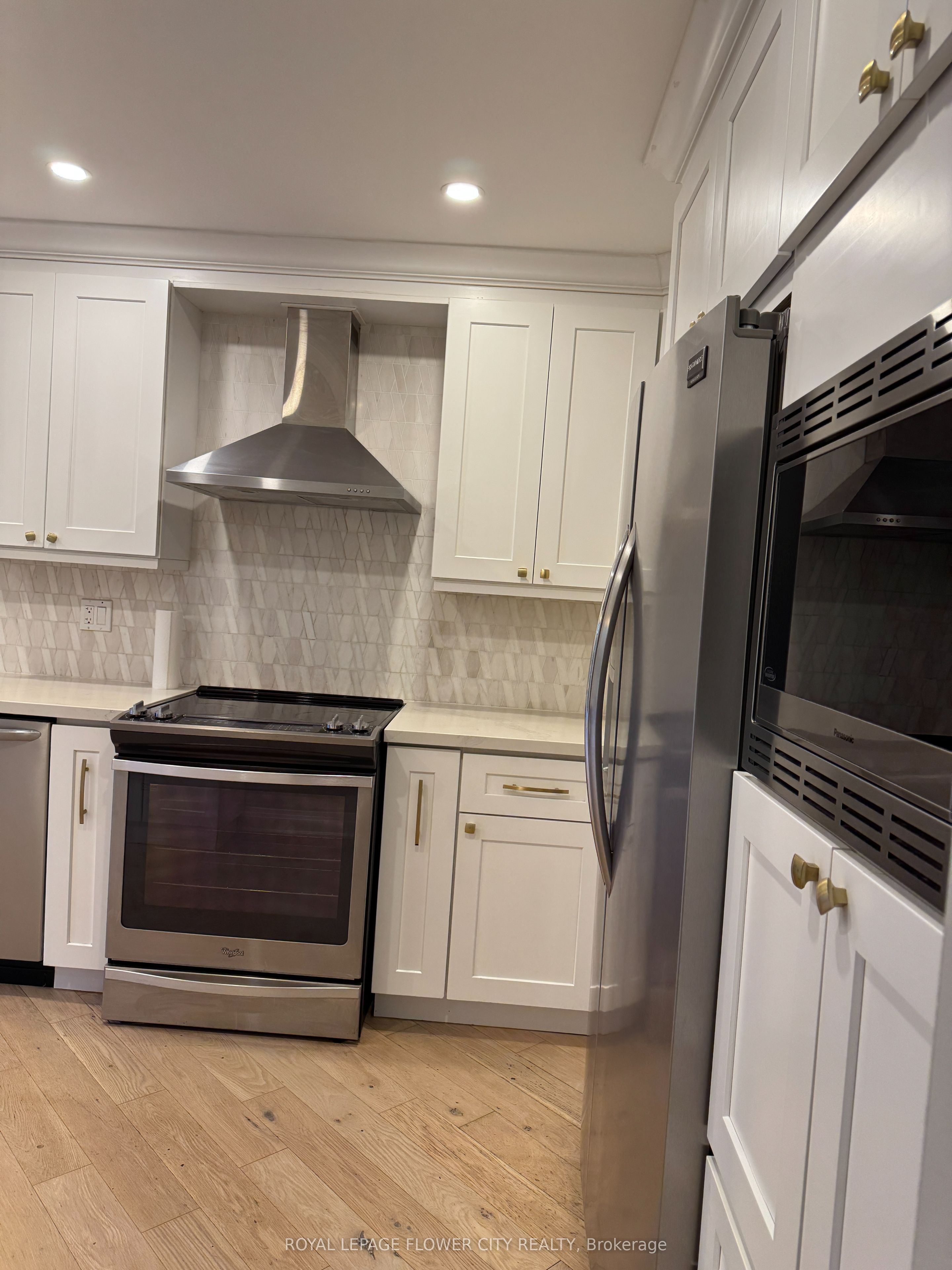 #upper - 450 Levanna Lane Property Photo 9