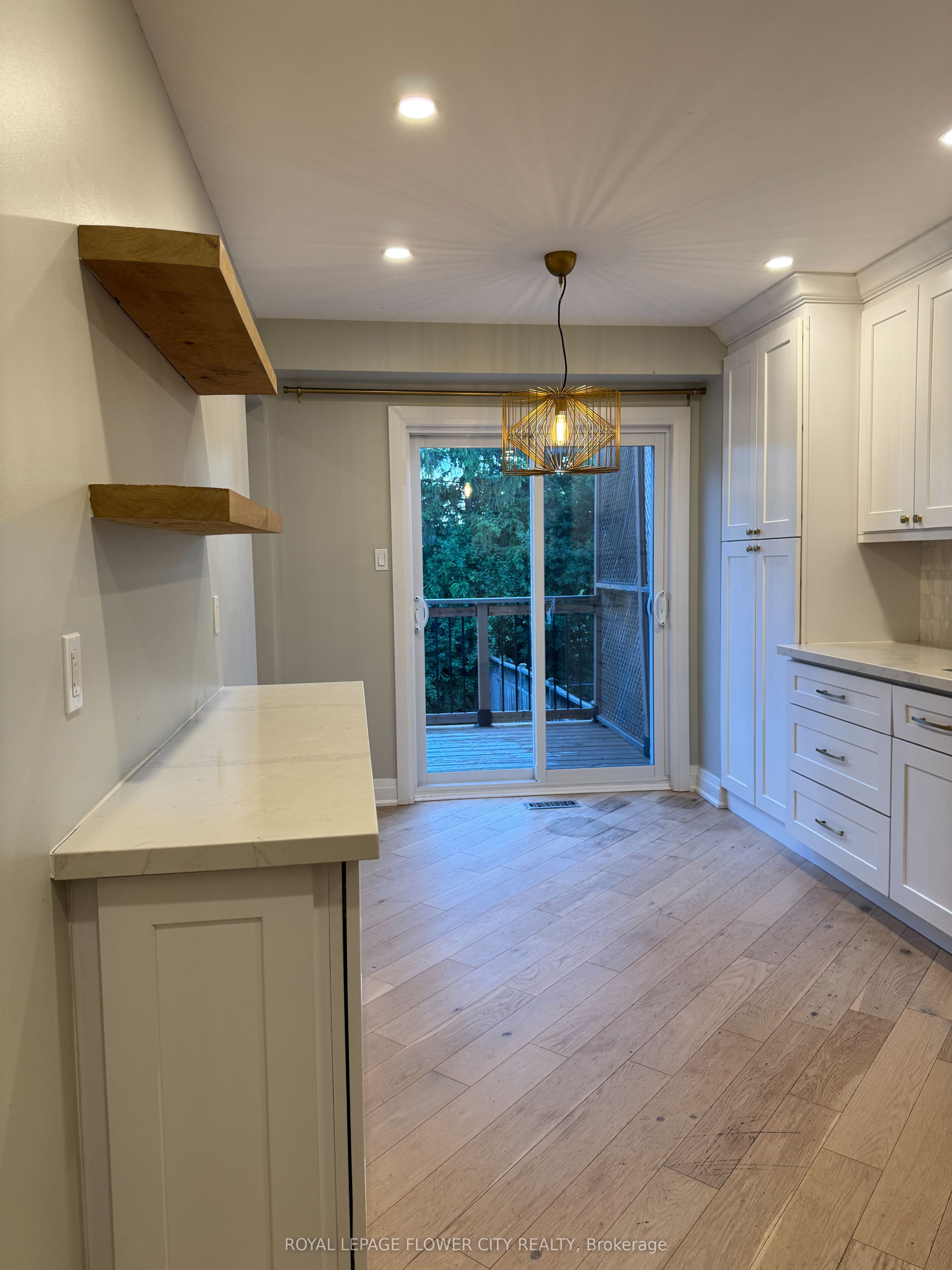 #upper - 450 Levanna Lane Property Photo 12