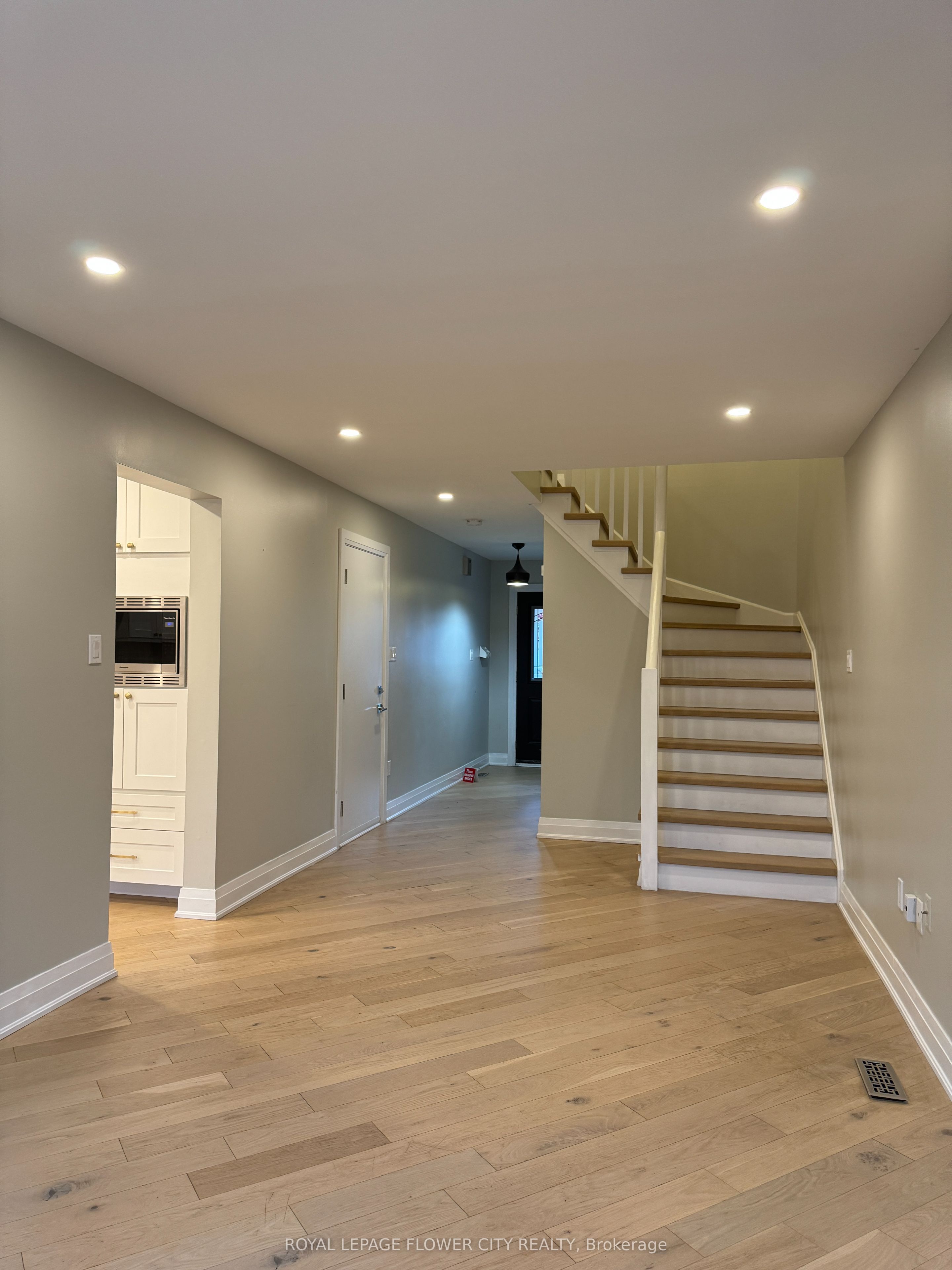 #upper - 450 Levanna Lane Property Photo 16