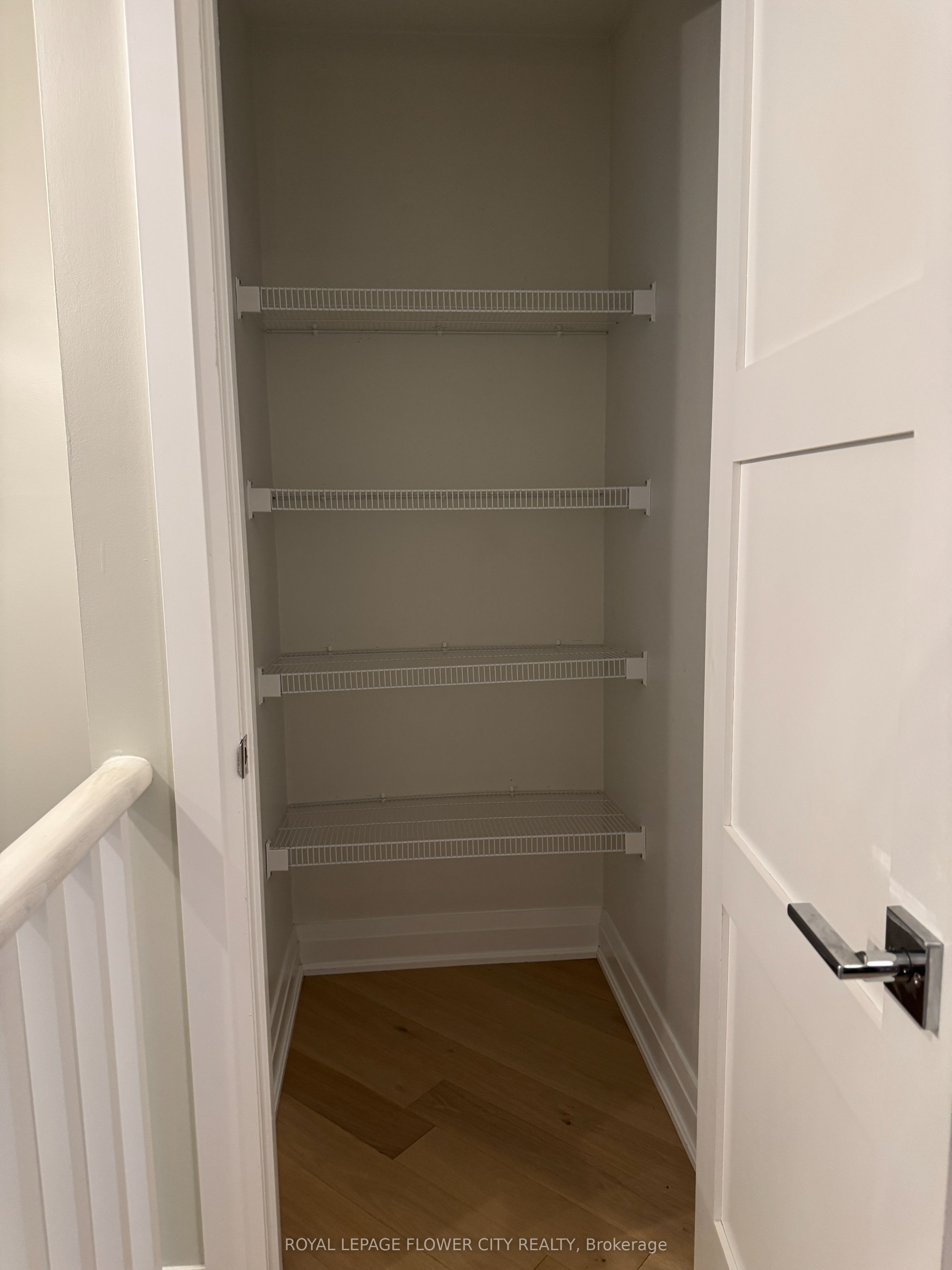 #upper - 450 Levanna Lane Property Photo 29
