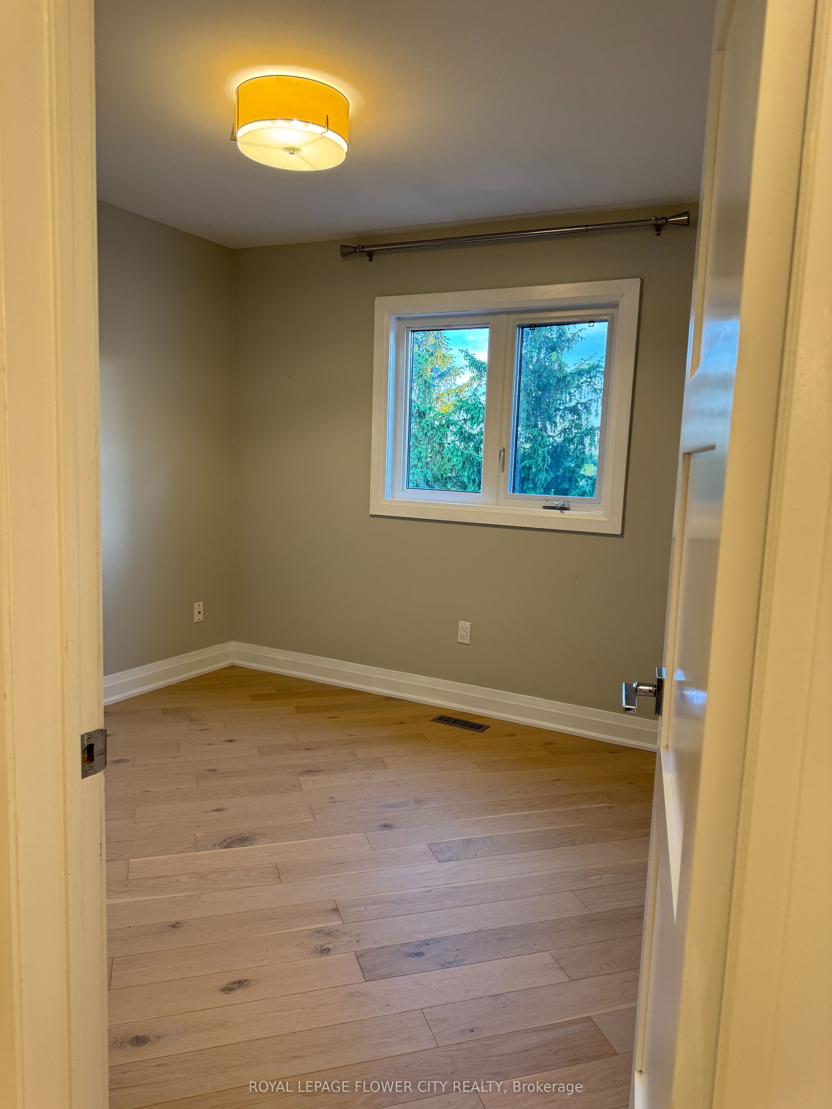 #upper - 450 Levanna Lane Property Photo 32