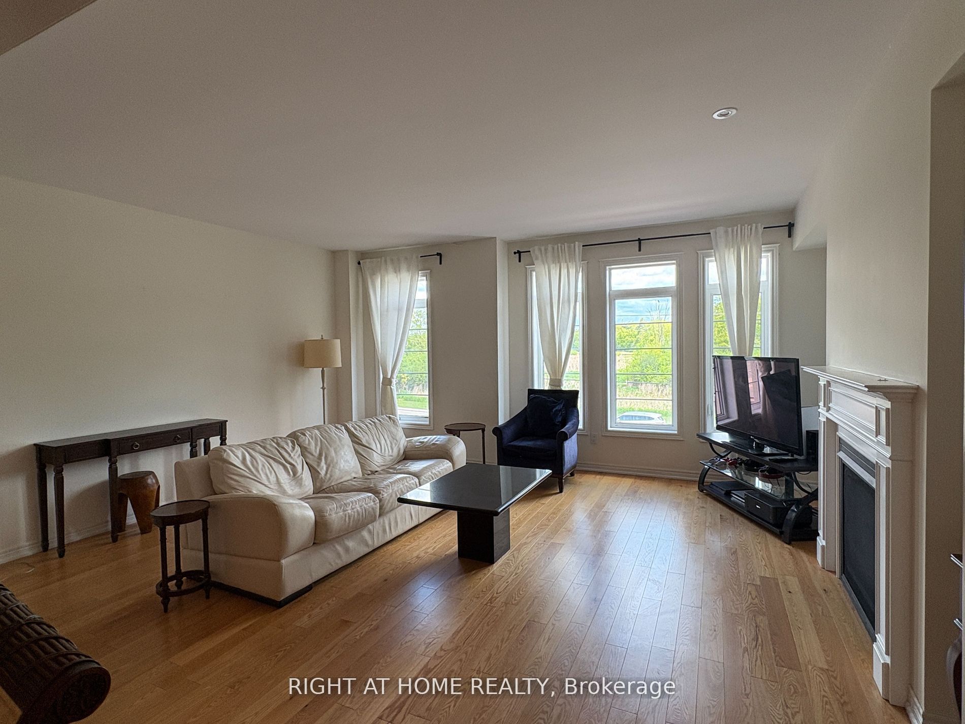 540 Stream Cres Property Photo 3