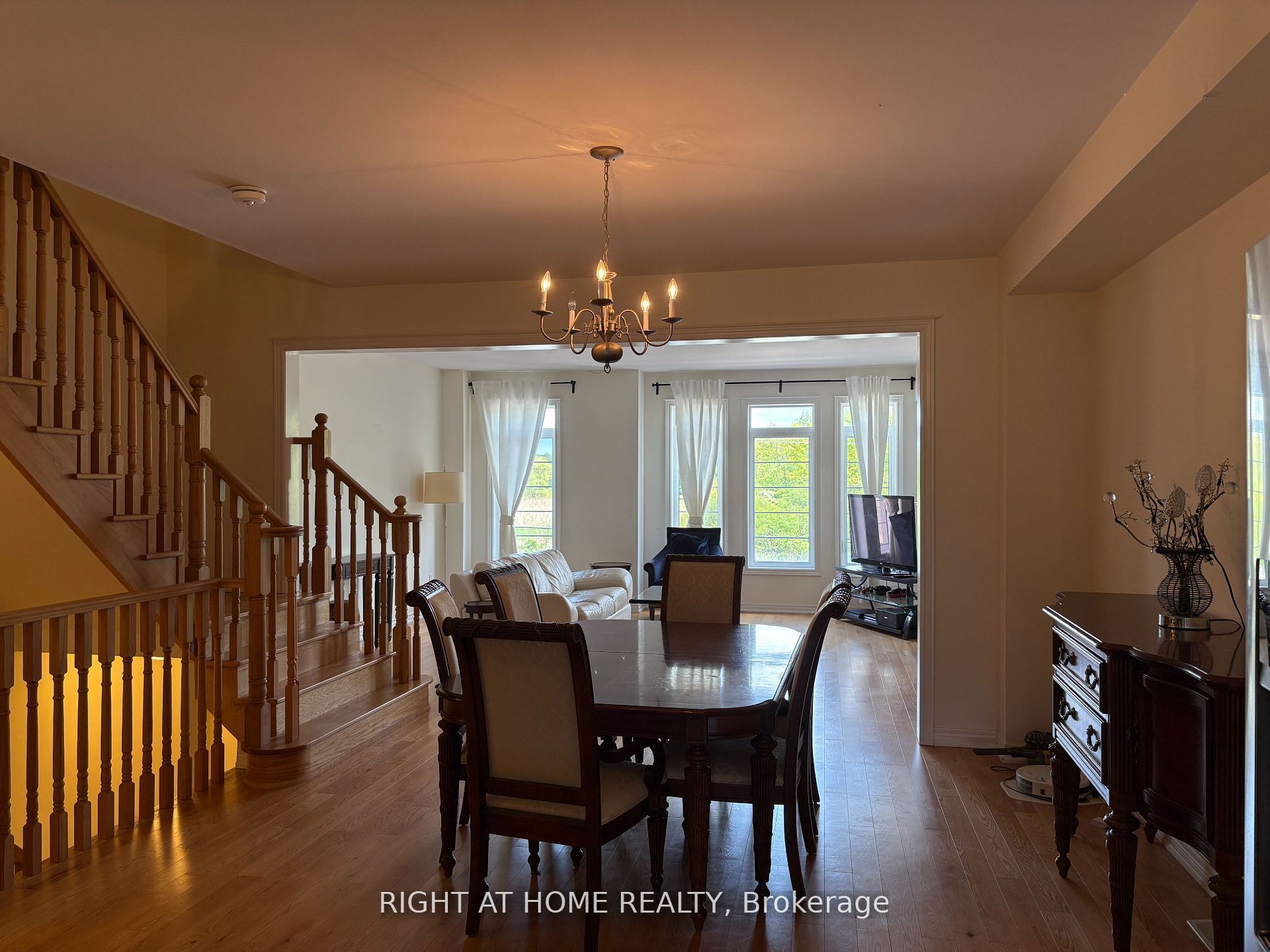 540 Stream Cres Property Photo 5