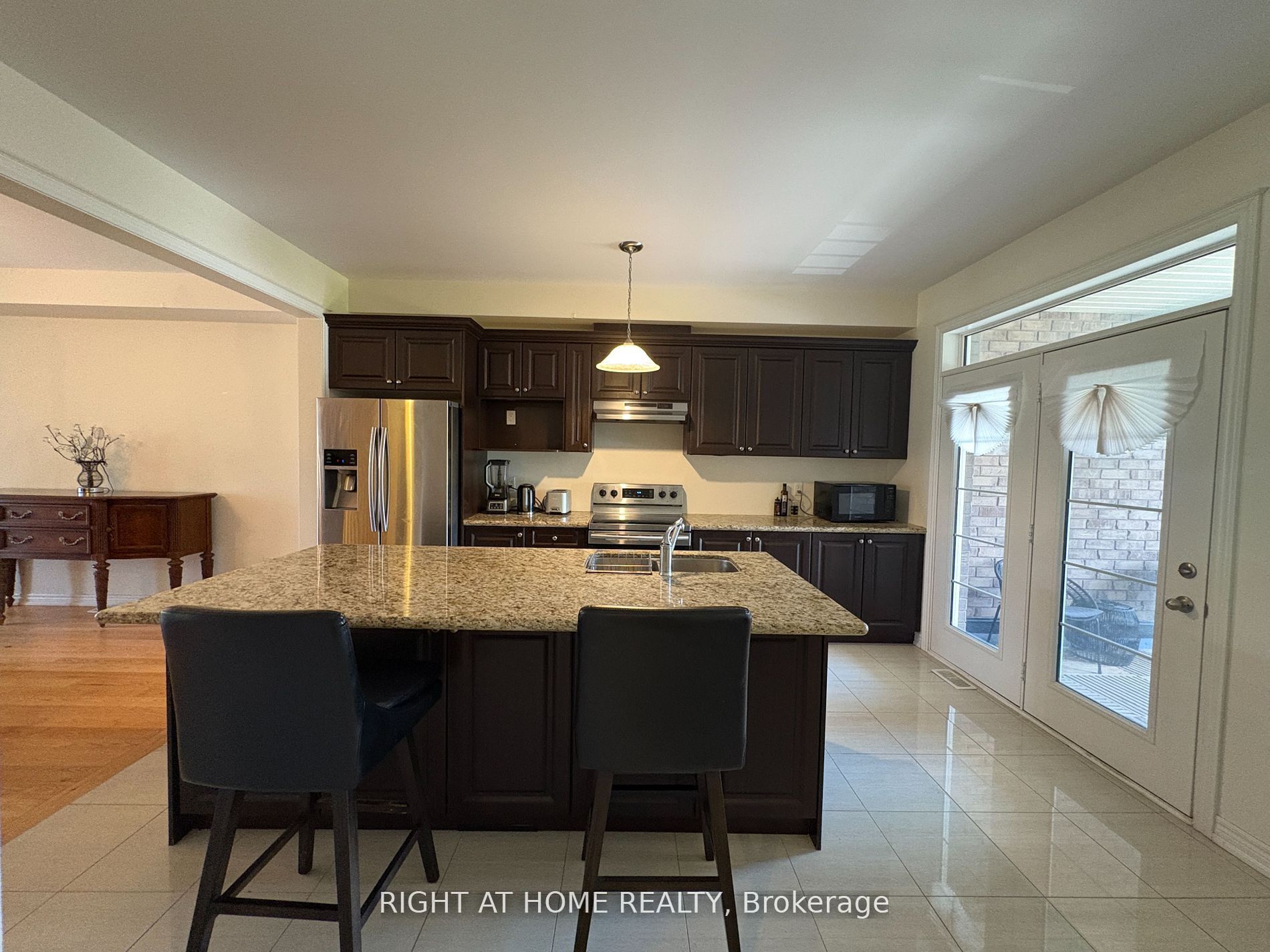 540 Stream Cres Property Photo 8