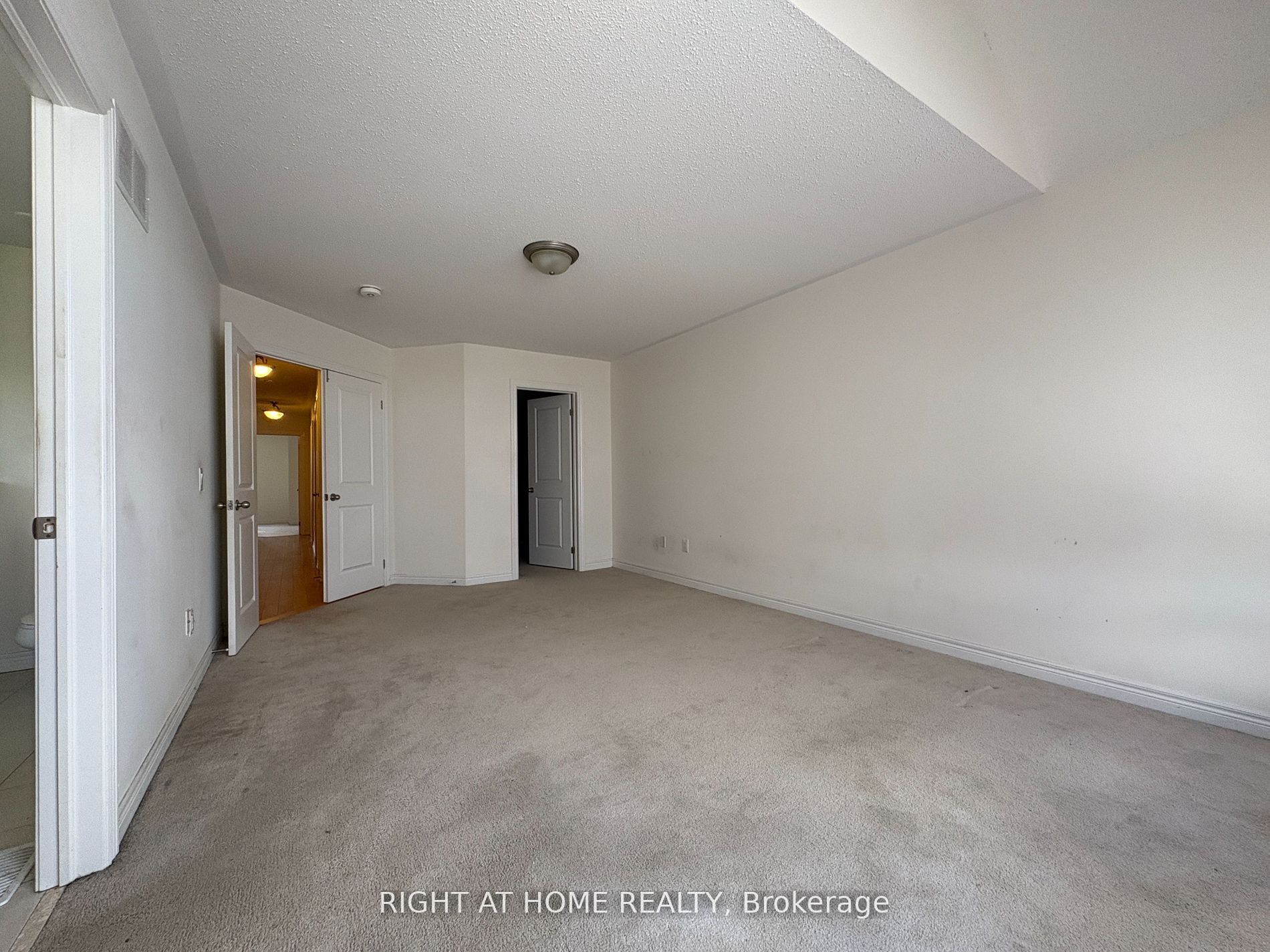 540 Stream Cres Property Photo 13
