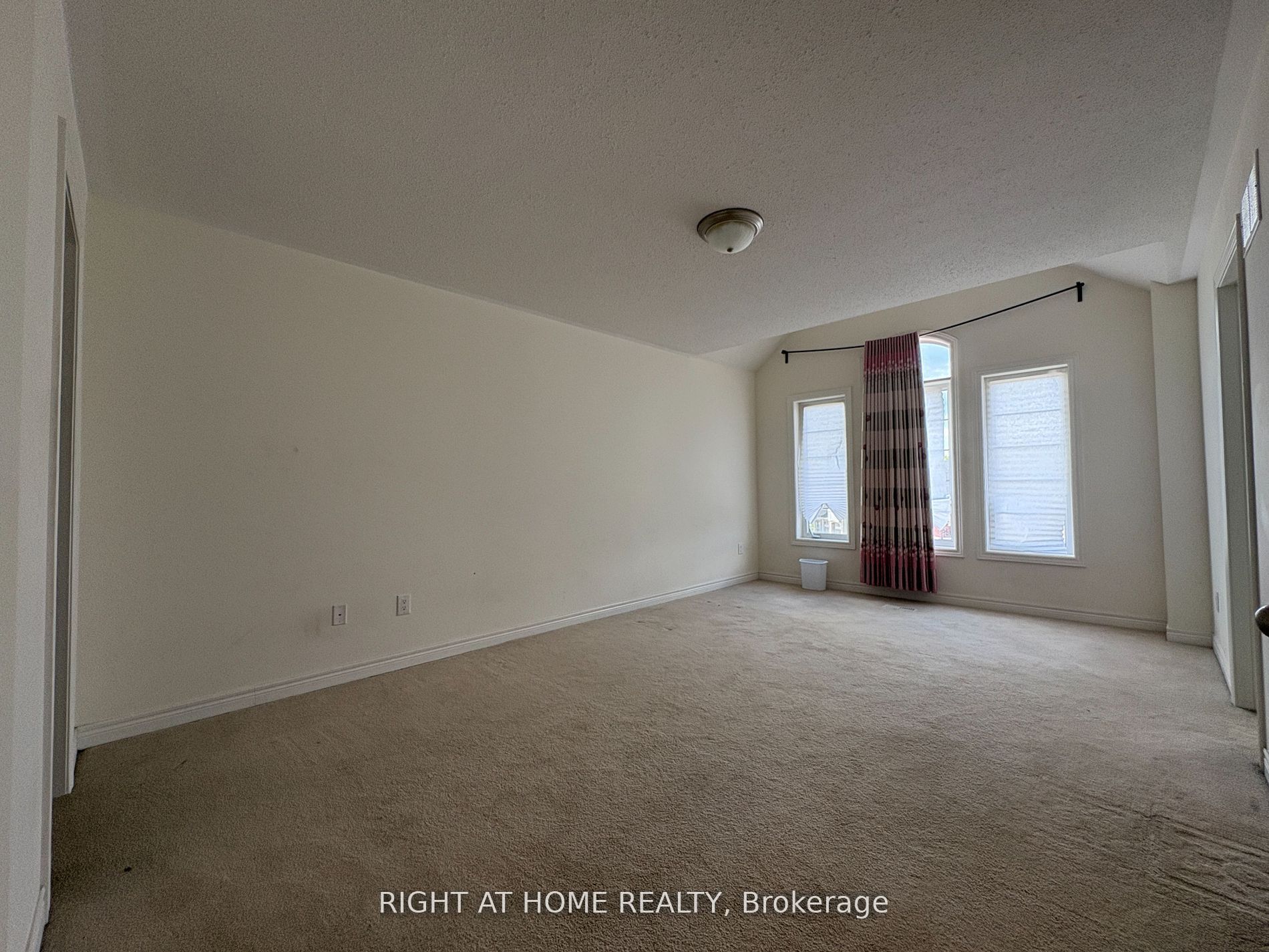540 Stream Cres Property Photo 14