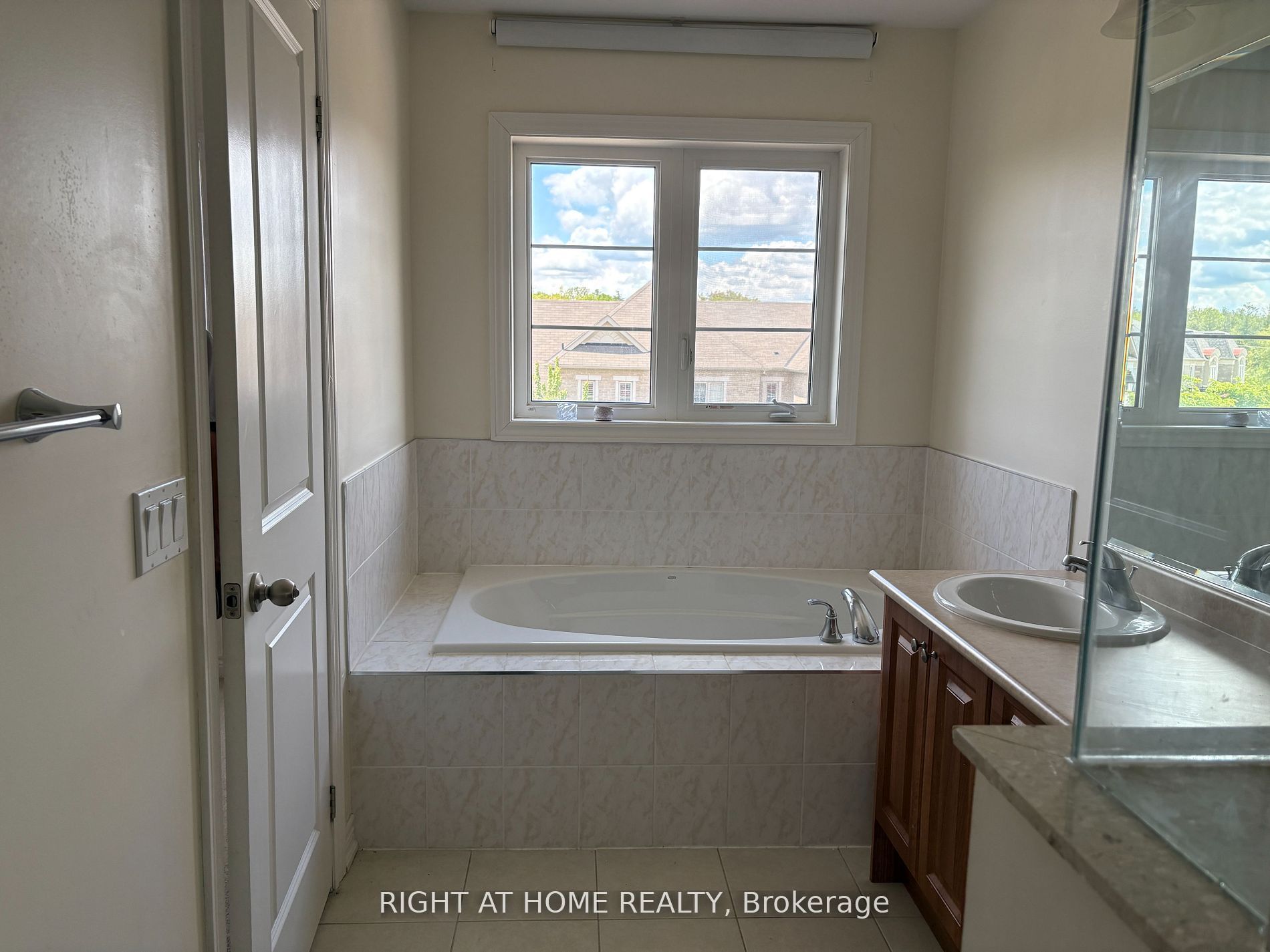 540 Stream Cres Property Photo 15