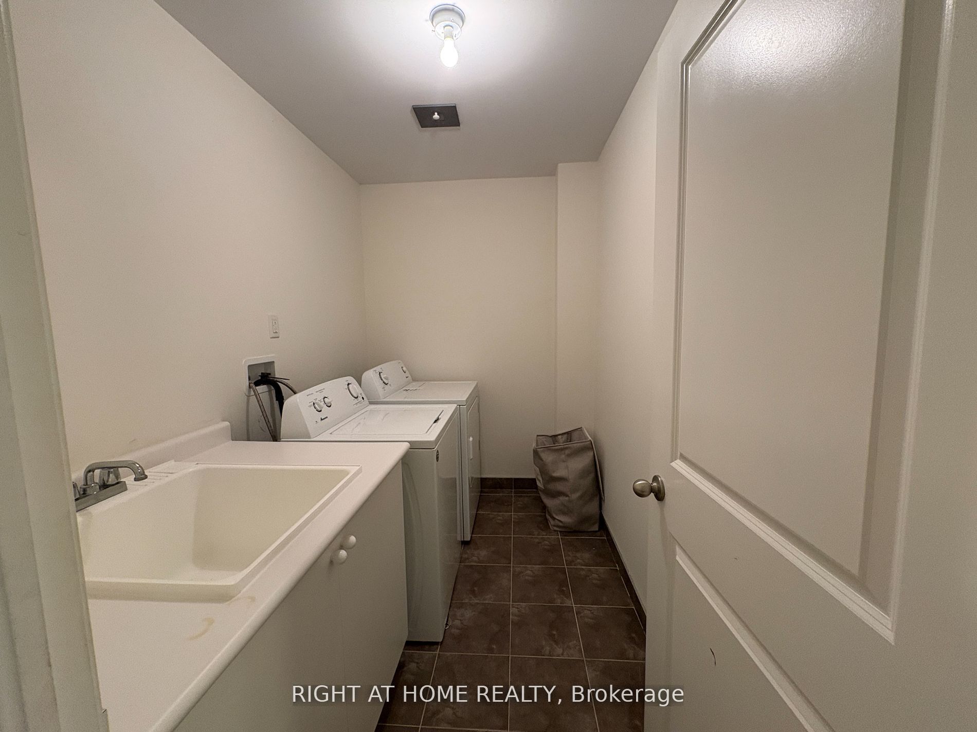 540 Stream Cres Property Photo 17
