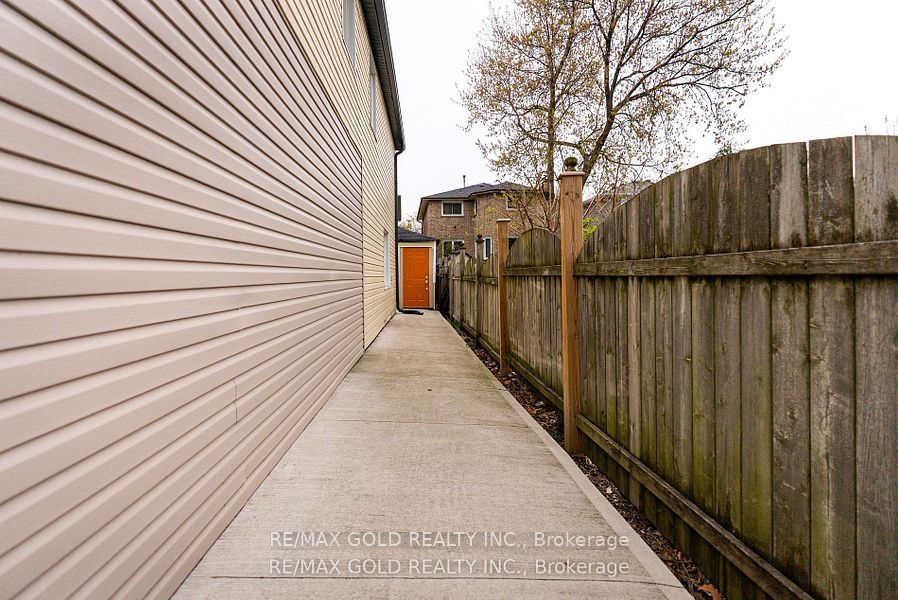 1328 Cawthra Road Property Photo 31