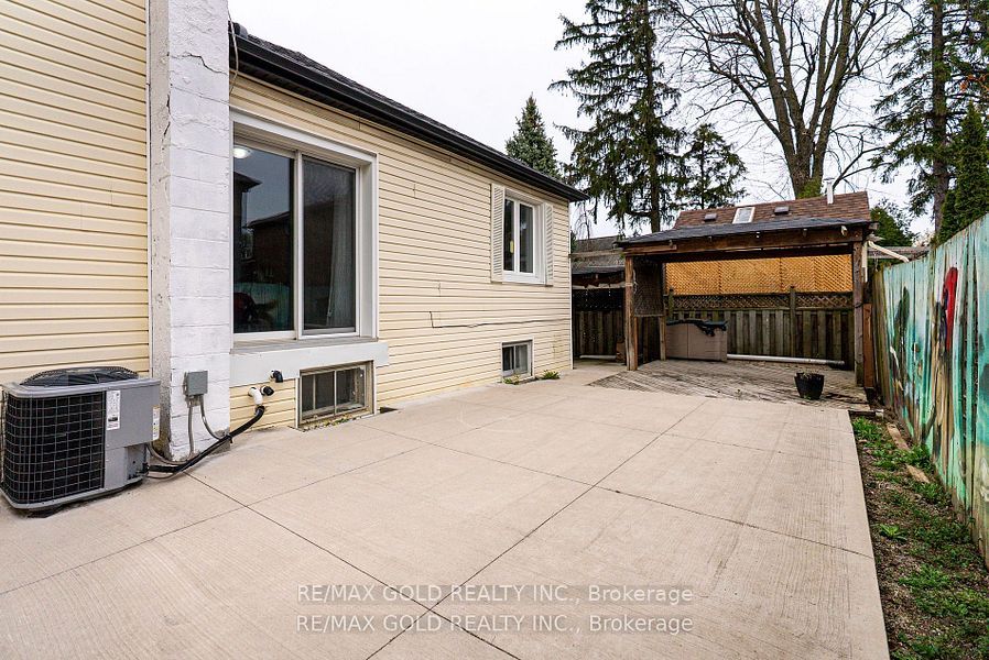 1328 Cawthra Road Property Photo 32