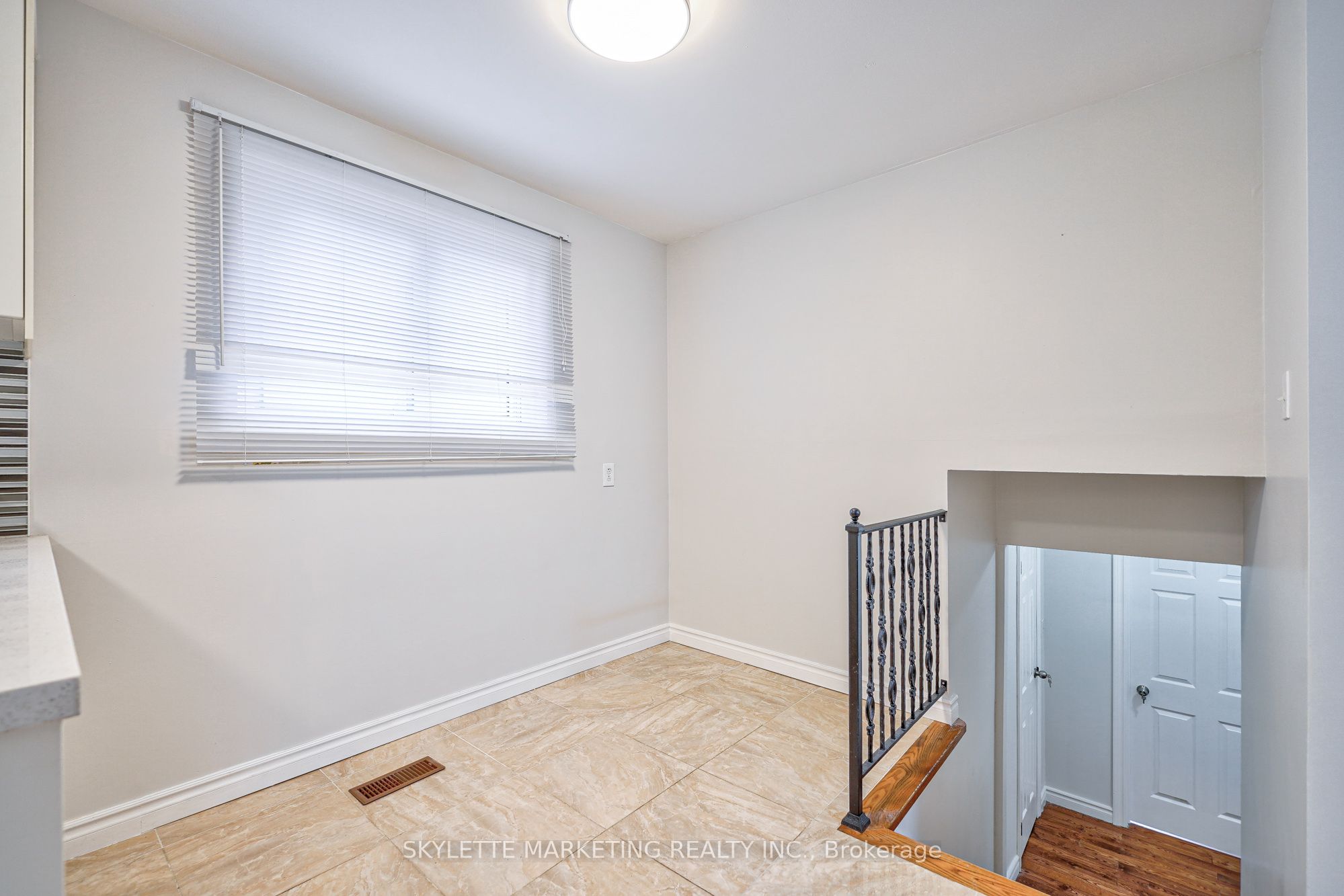 3425 Oakglade Crescent Property Photo 17