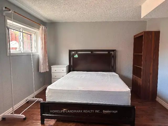 940 Hampstead Ct Property Photo 2