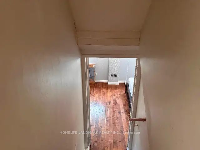 940 Hampstead Ct Property Photo 6